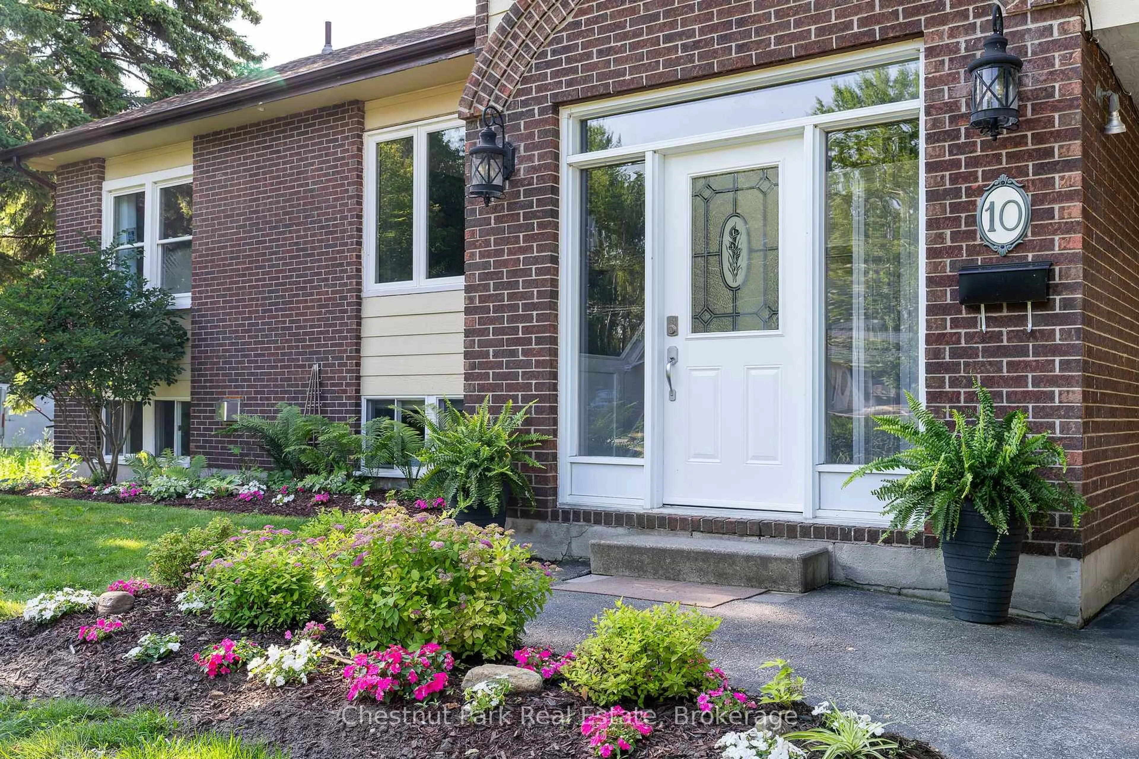 Home with brick exterior material, street for 10 Water St, Collingwood Ontario L9Y 4P1