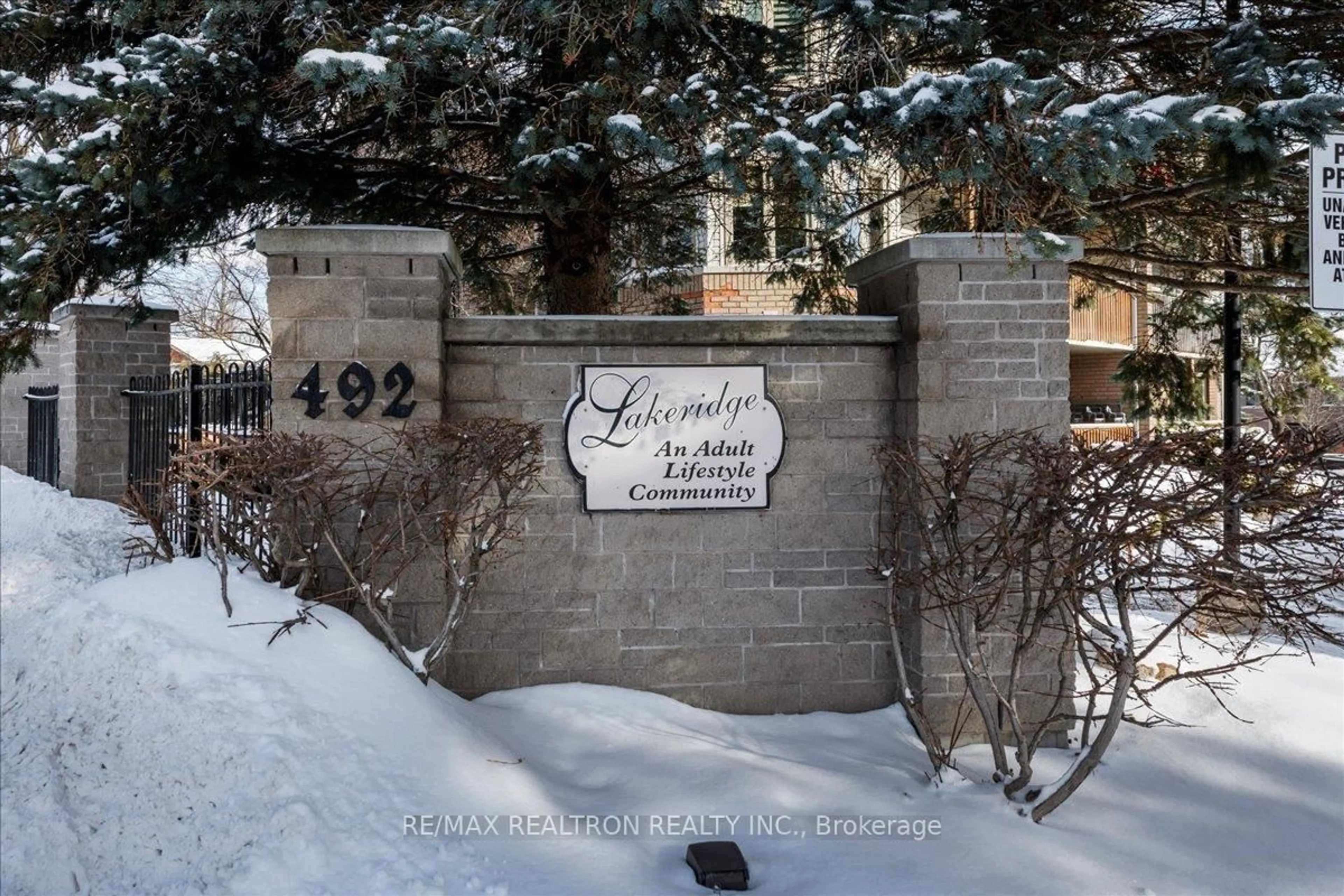 Indoor foyer for 492 Laclie St #302, Orillia Ontario L3V 7V2