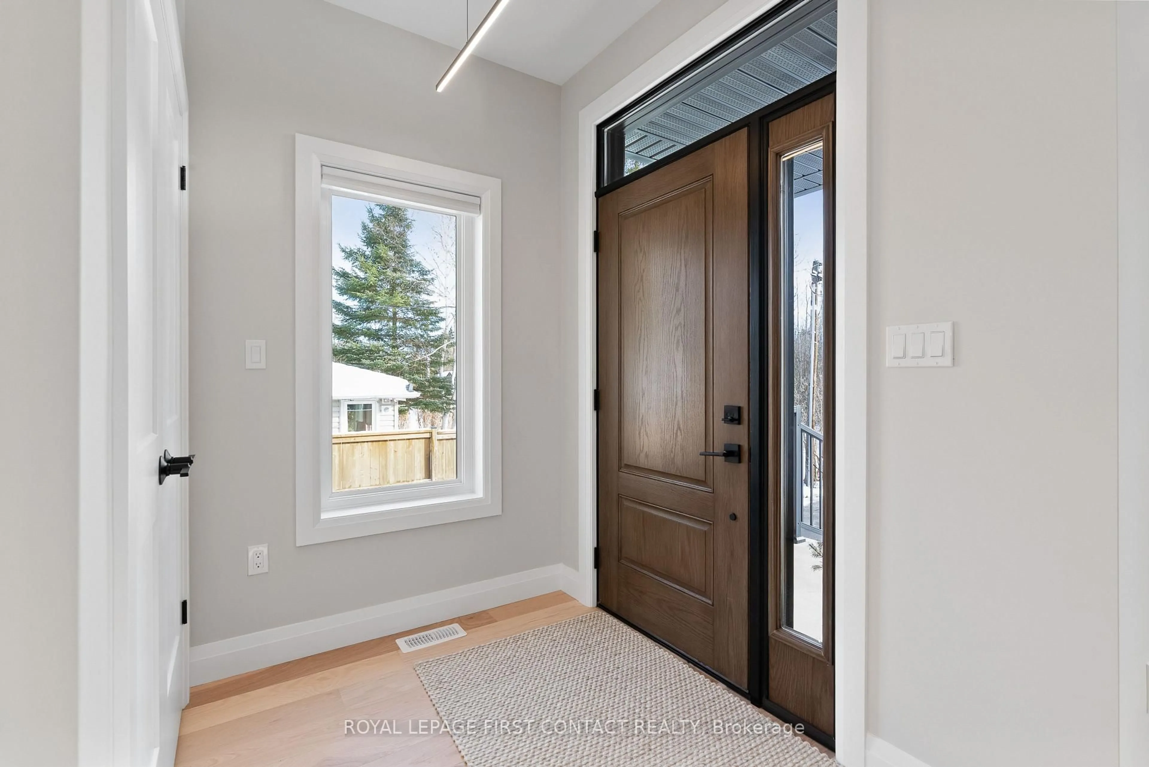 Indoor entryway for 18 Lakeview Rd, Oro-Medonte Ontario L0L 2E0