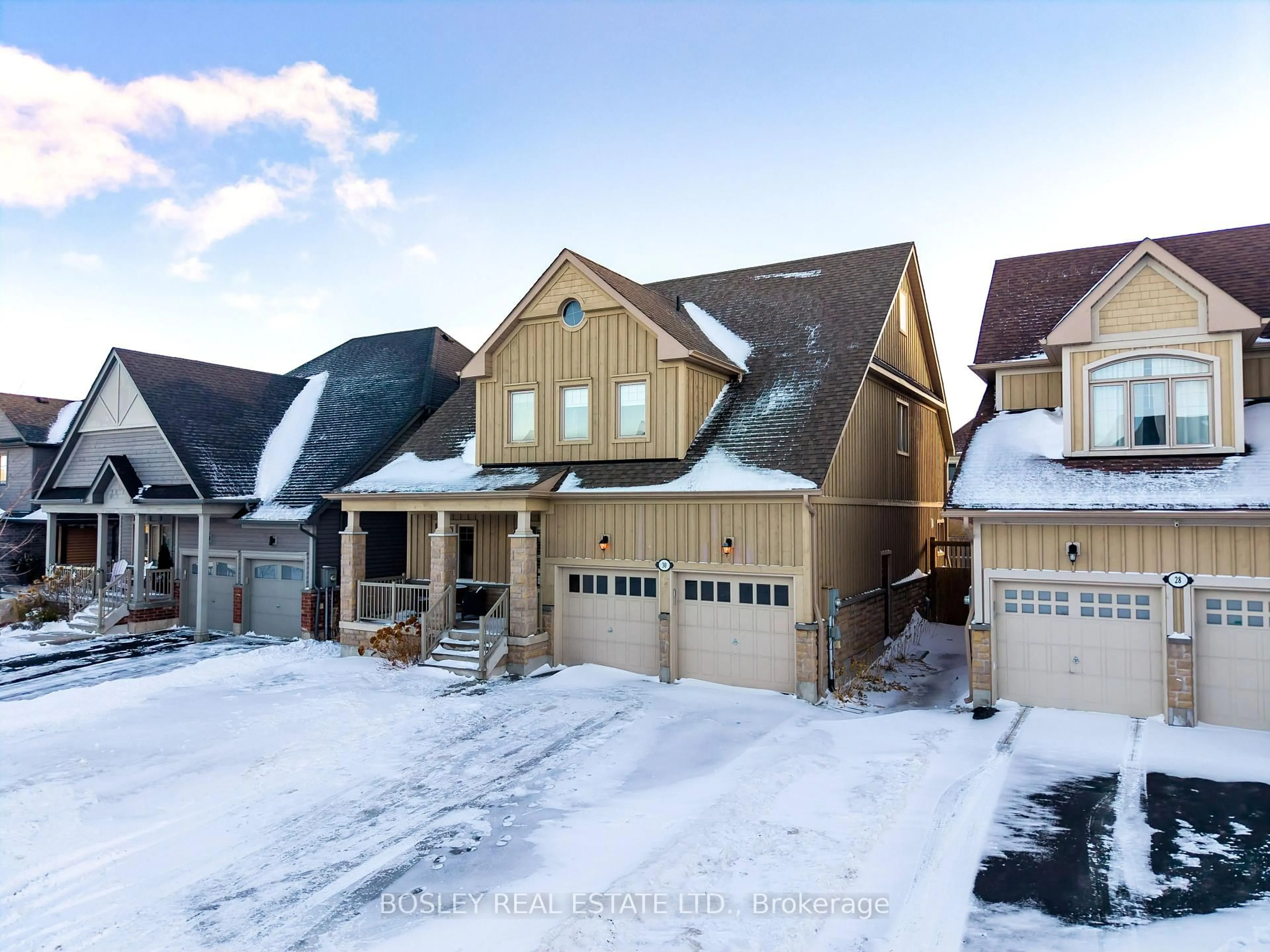 A pic from outside/outdoor area/front of a property/back of a property/a pic from drone, street for 30 Cooper St, Collingwood Ontario L9Y 0W9