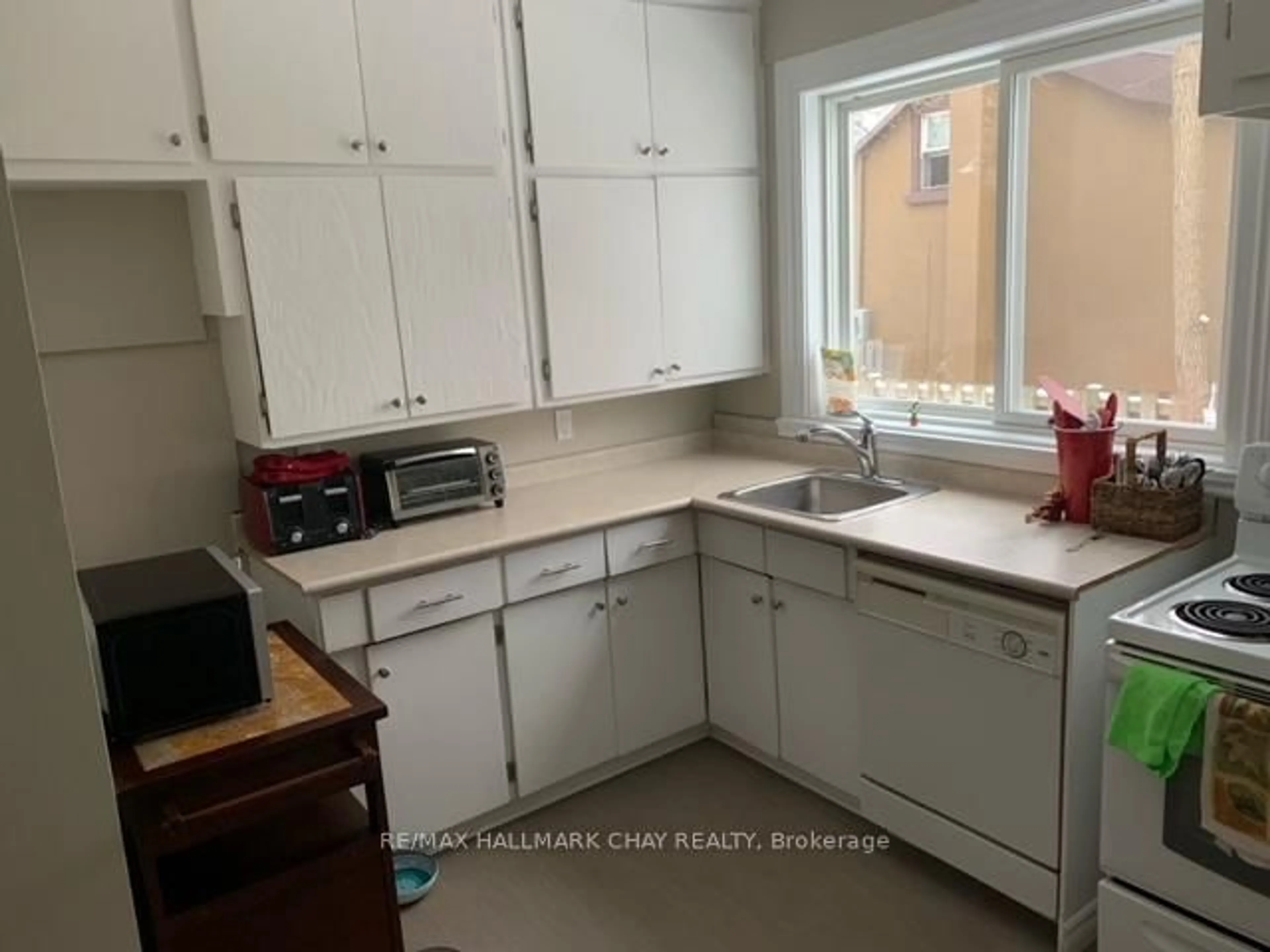Standard kitchen, unknown for 58 Penetang St #1-4, Barrie Ontario L4M 1V6