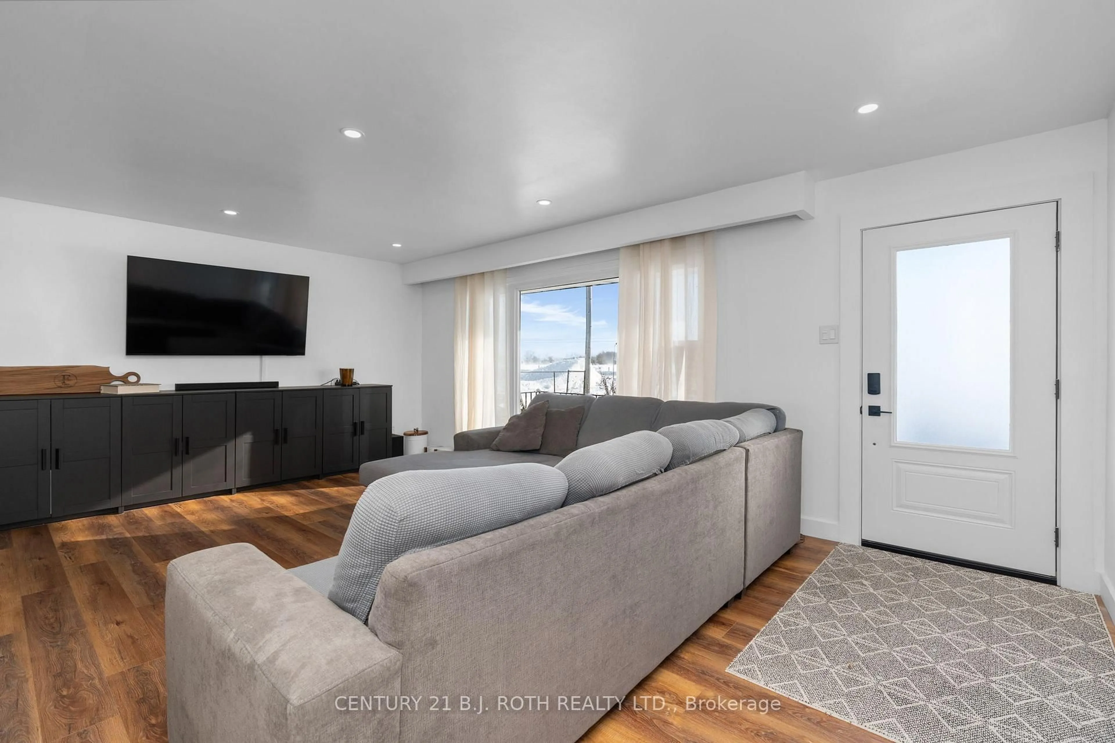 Living room with furniture, unknown for 5812 COUNTY RD 90, Springwater Ontario L0M 1T2