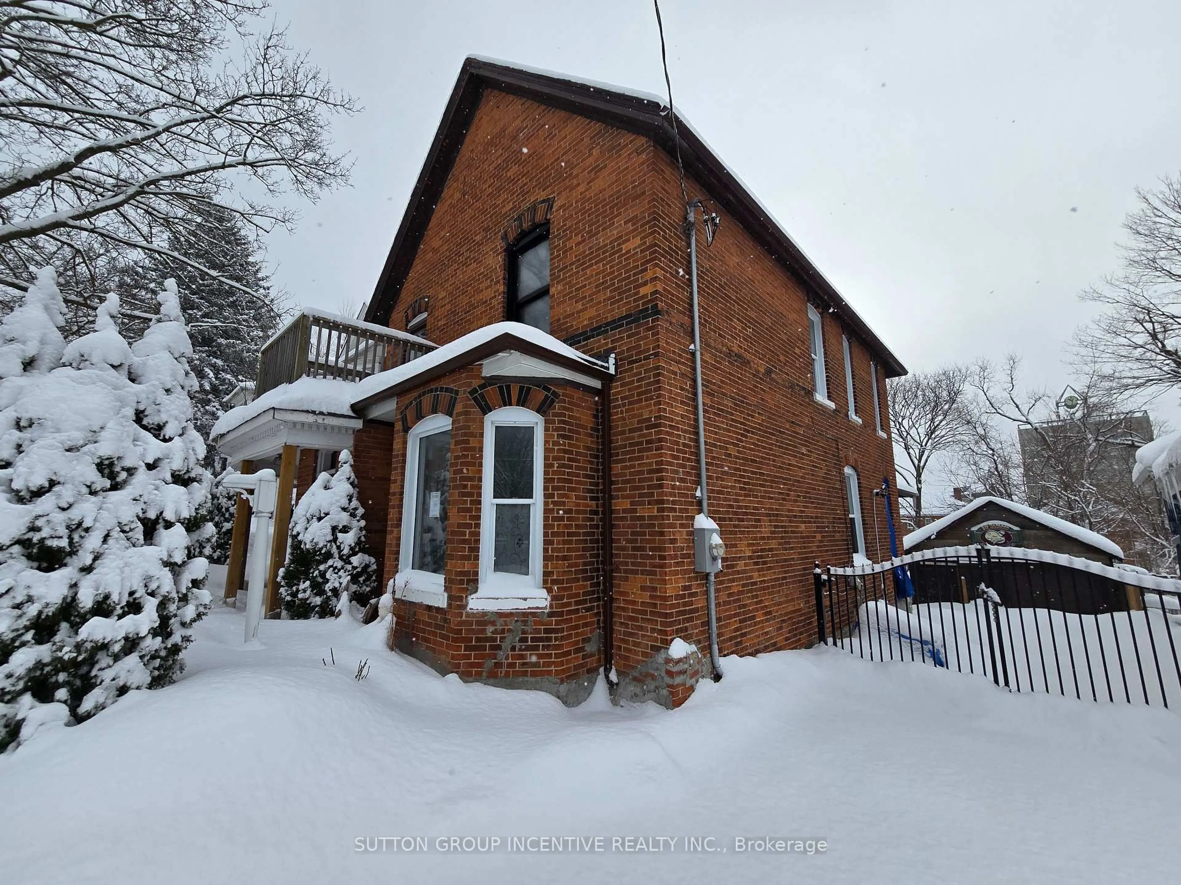 A pic from outside/outdoor area/front of a property/back of a property/a pic from drone, building for 67 Mcdonald St, Barrie Ontario L4M 1P4