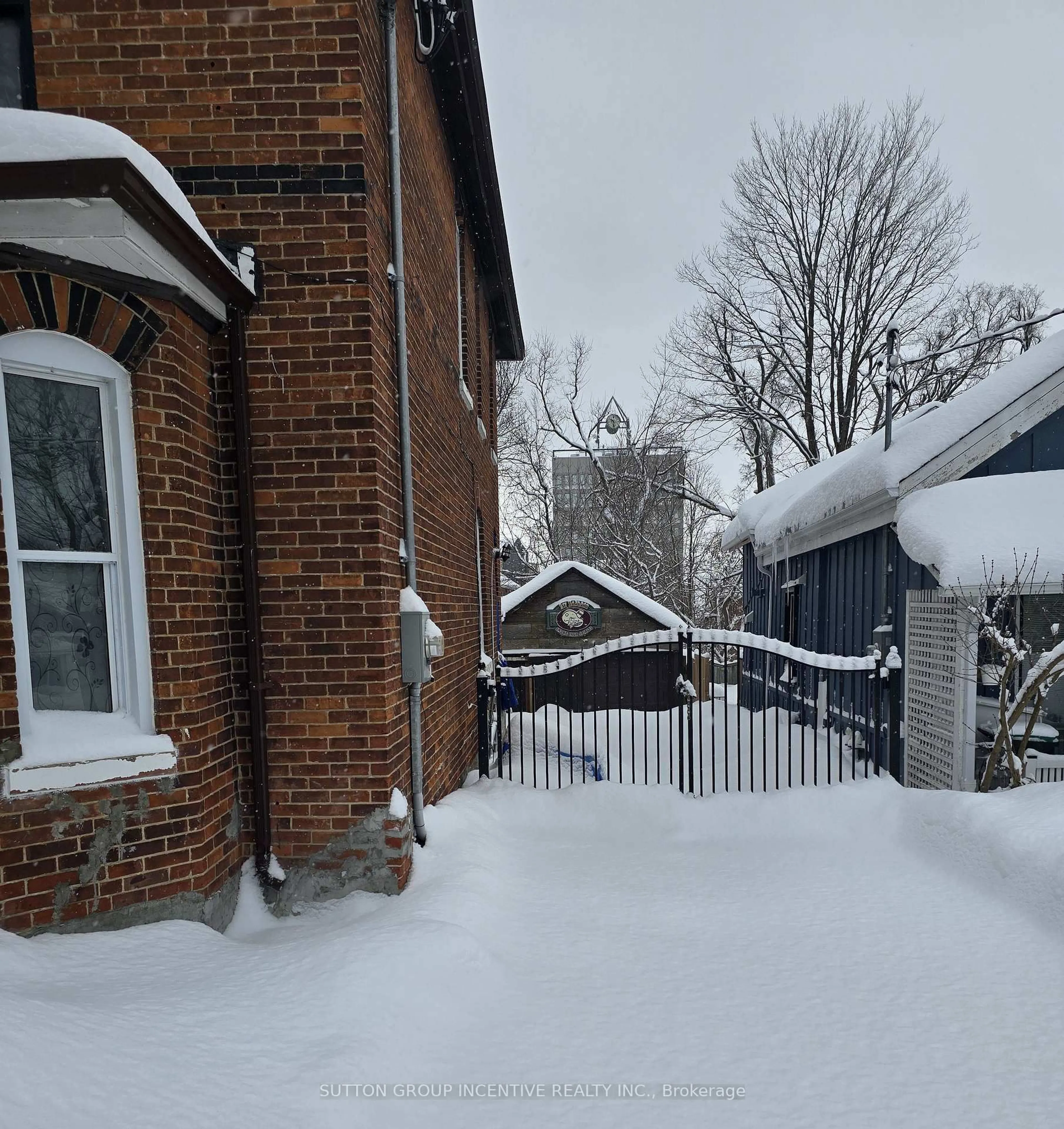 A pic from outside/outdoor area/front of a property/back of a property/a pic from drone, street for 67 Mcdonald St, Barrie Ontario L4M 1P4