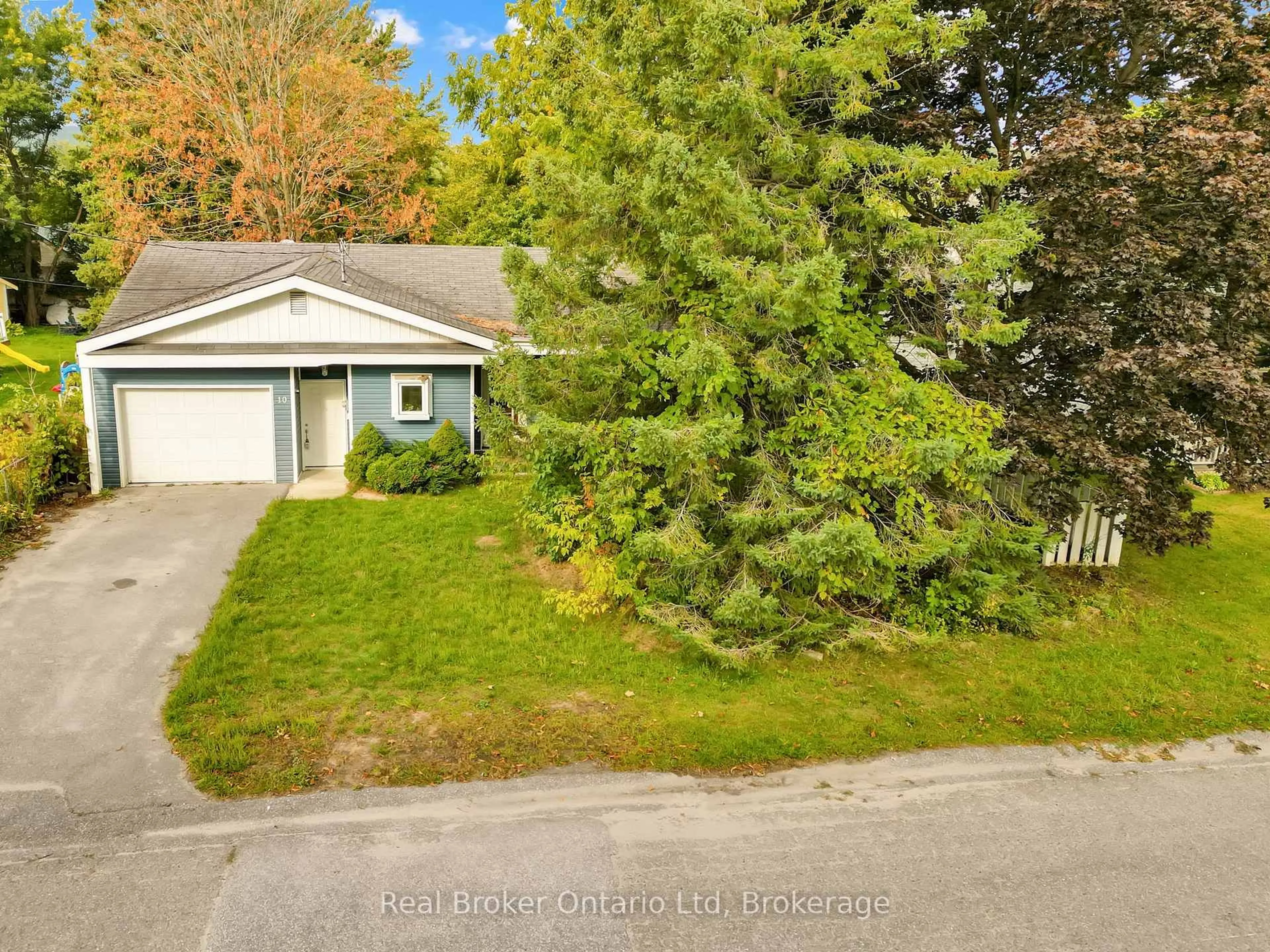 A pic from outside/outdoor area/front of a property/back of a property/a pic from drone, street for 10 Leonard Ave, Penetanguishene Ontario L9M 1C8