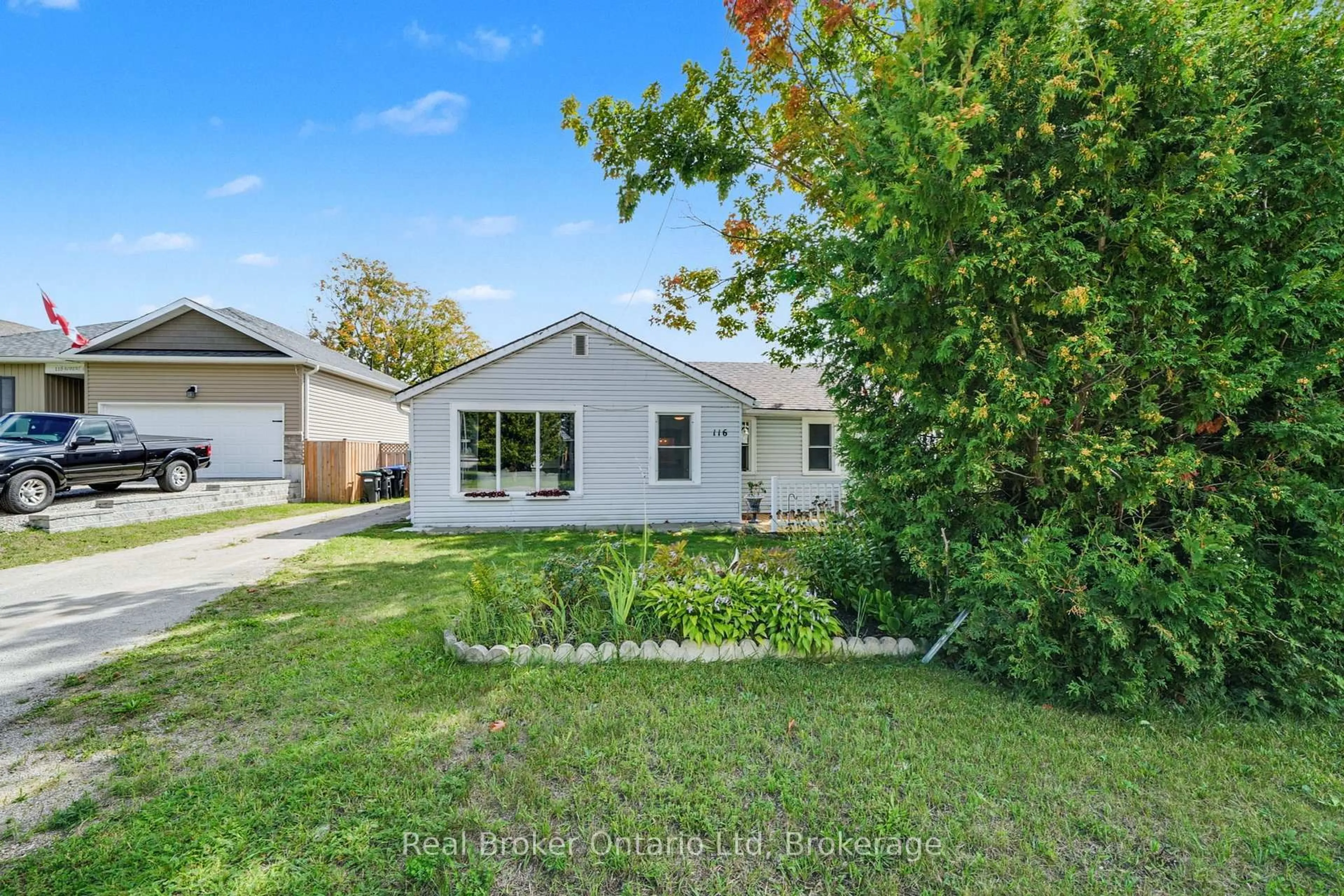 A pic from outside/outdoor area/front of a property/back of a property/a pic from drone, street for 116 Robert St, Penetanguishene Ontario L9M 1J2