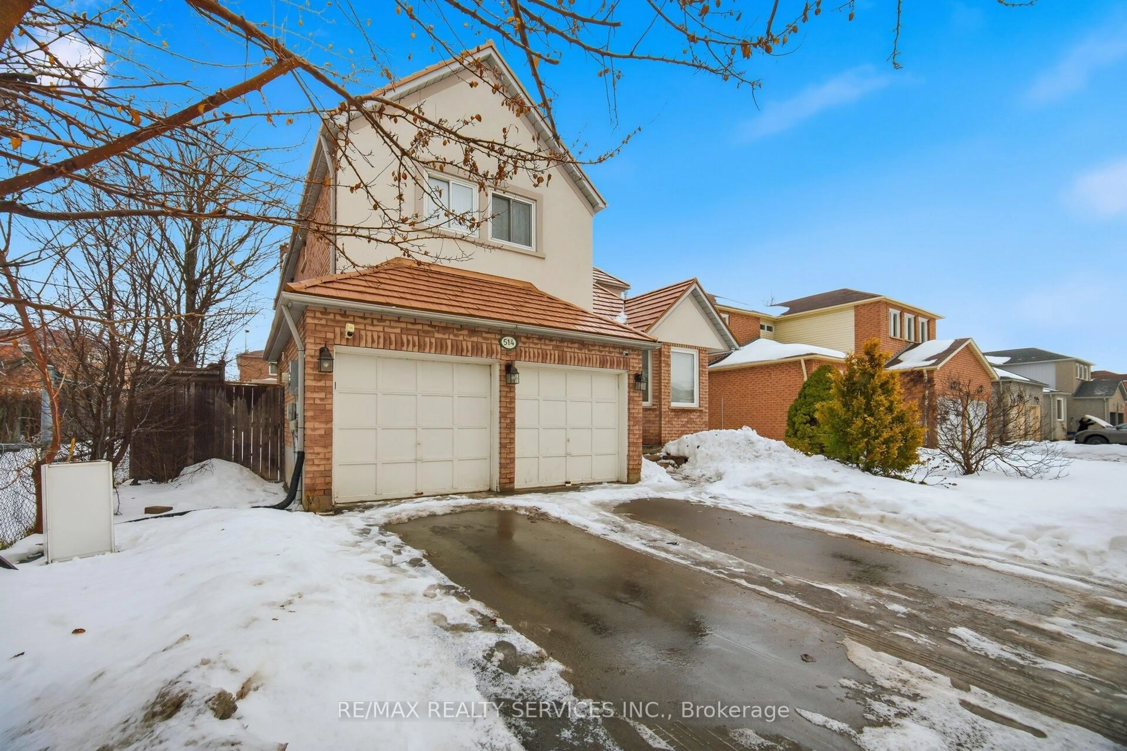 A pic from outside/outdoor area/front of a property/back of a property/a pic from drone, street for 514 Grove St, Barrie Ontario L4M 5Z2