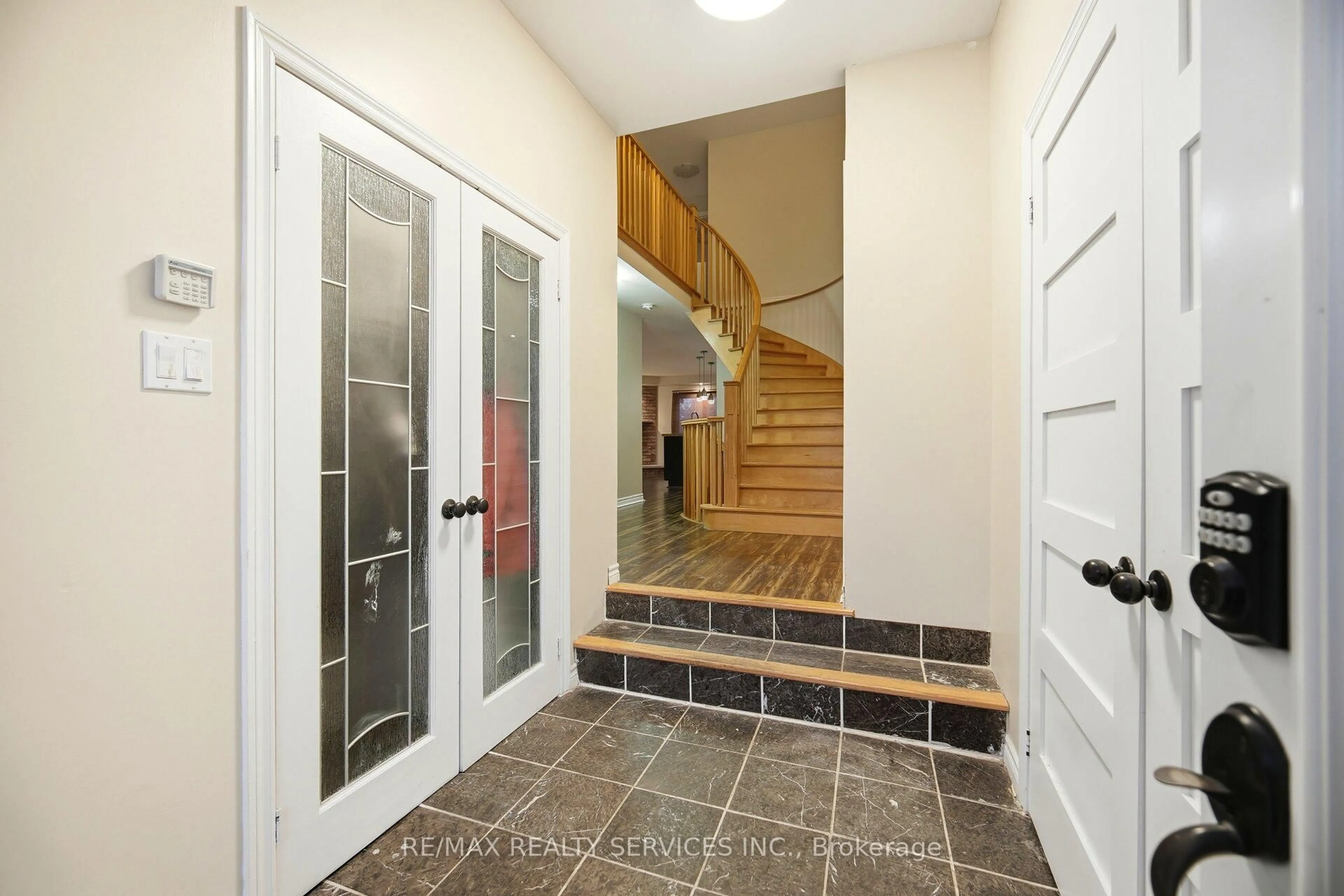 Indoor entryway for 514 Grove St, Barrie Ontario L4M 5Z2