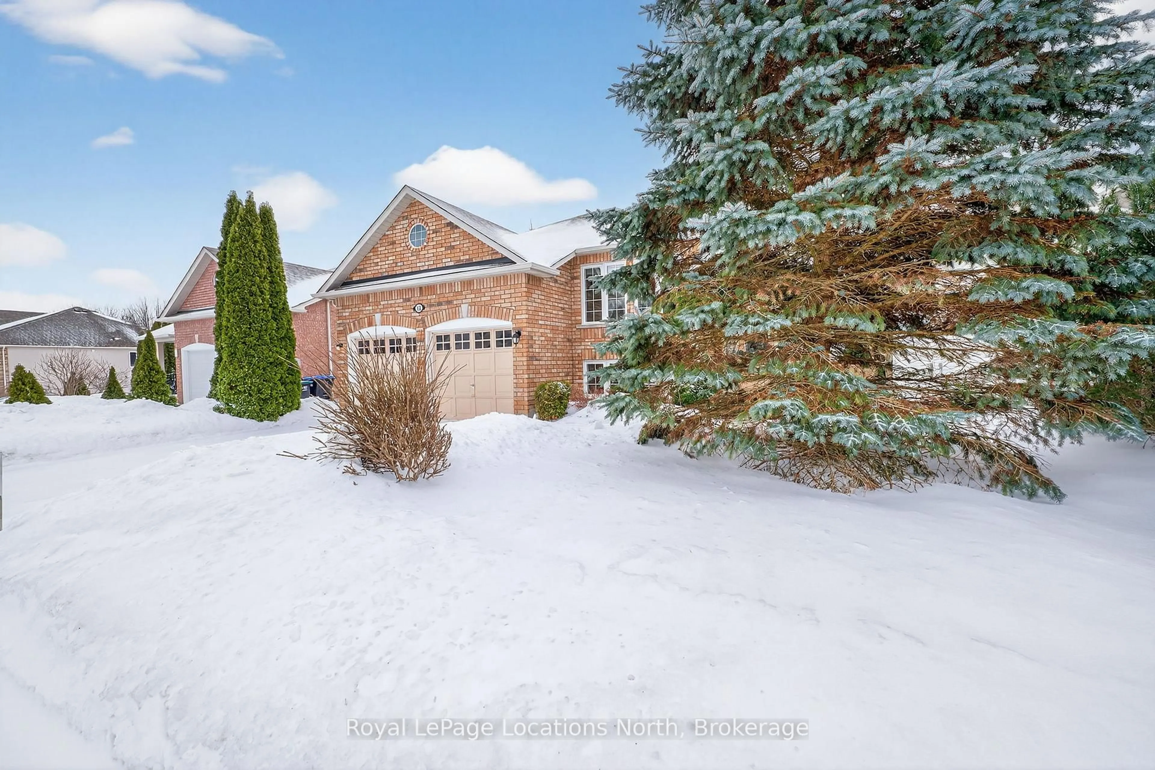 A pic from outside/outdoor area/front of a property/back of a property/a pic from drone, street for 15 Princess Point Dr, Wasaga Beach Ontario L9Z 3C3
