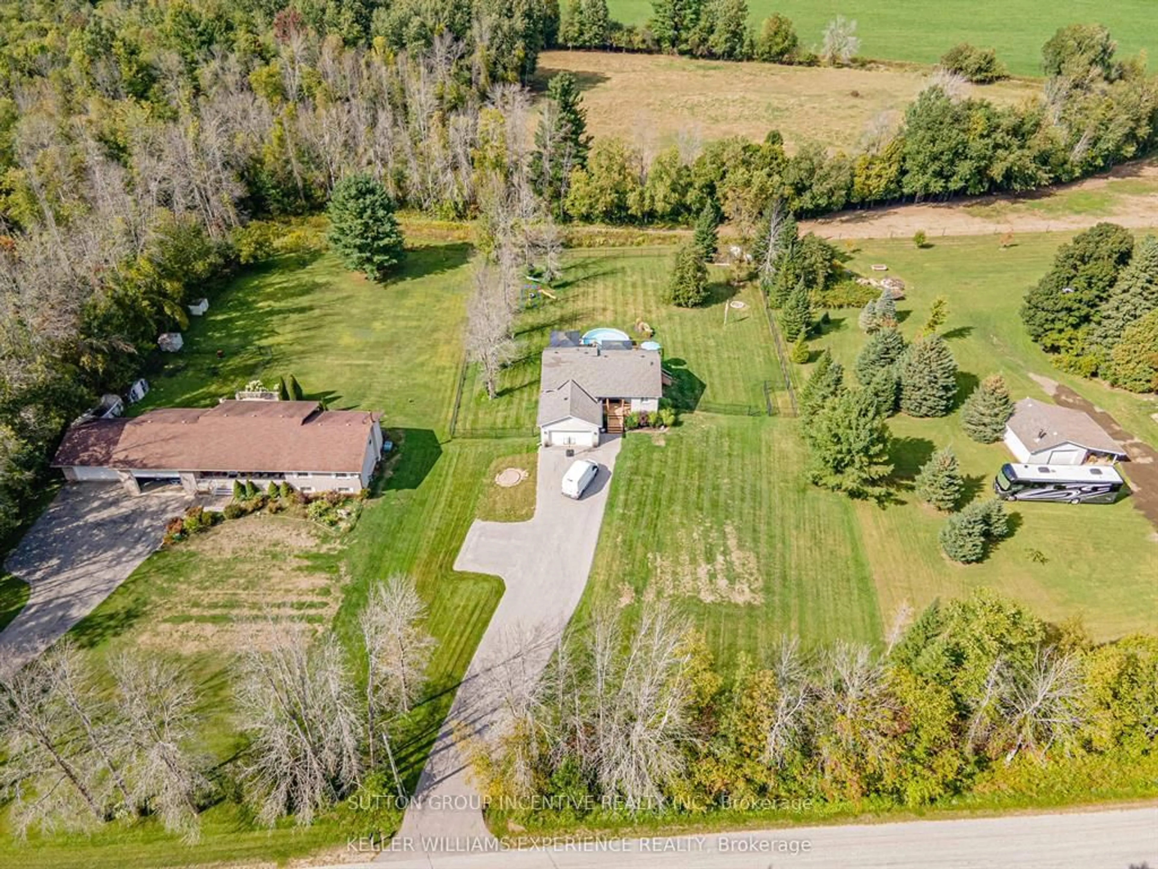 A pic from outside/outdoor area/front of a property/back of a property/a pic from drone, unknown for 5274 5 Sunnidale Concession Rd, Clearview Ontario L0M 1N0