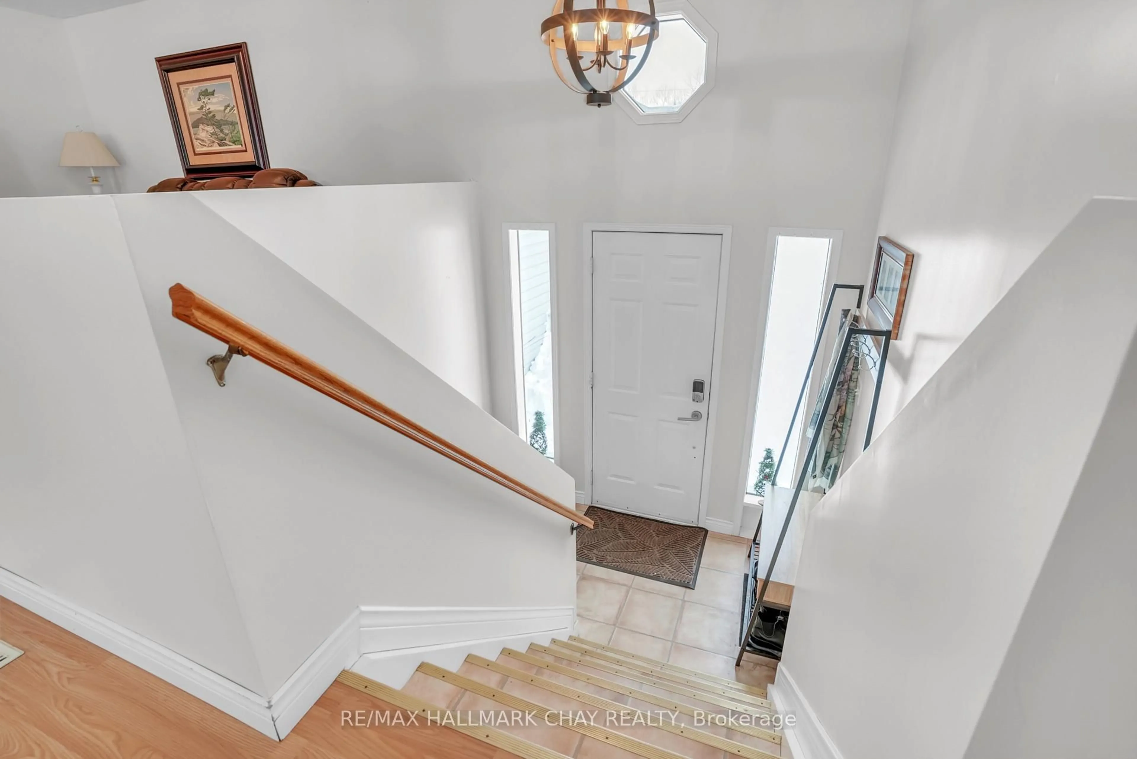 Indoor entryway for 149 Osborne St, Tay Ontario L0K 2A0