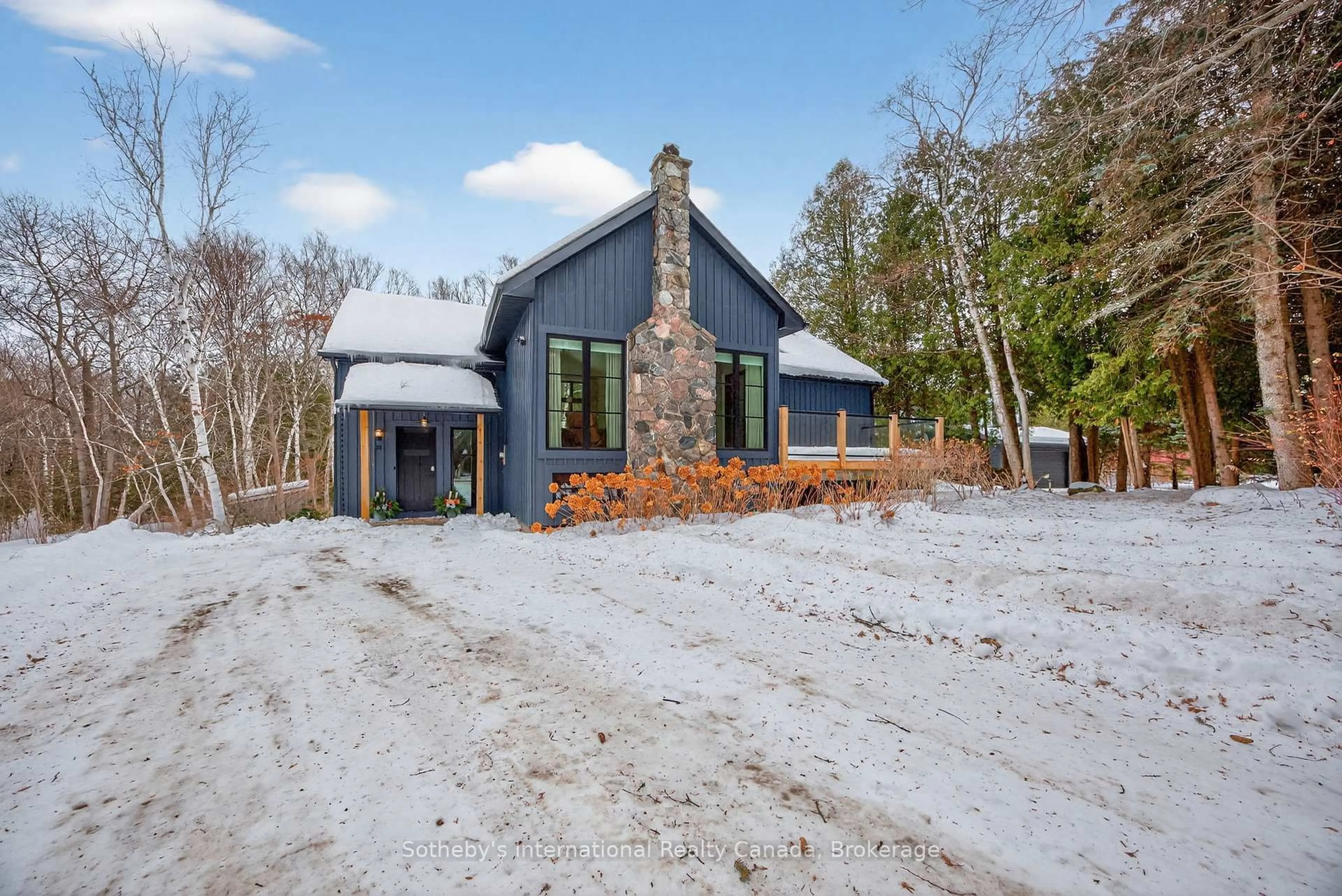 A pic from outside/outdoor area/front of a property/back of a property/a pic from drone, unknown for 33 Slalom Gate Rd, Collingwood Ontario L9Y 5A9