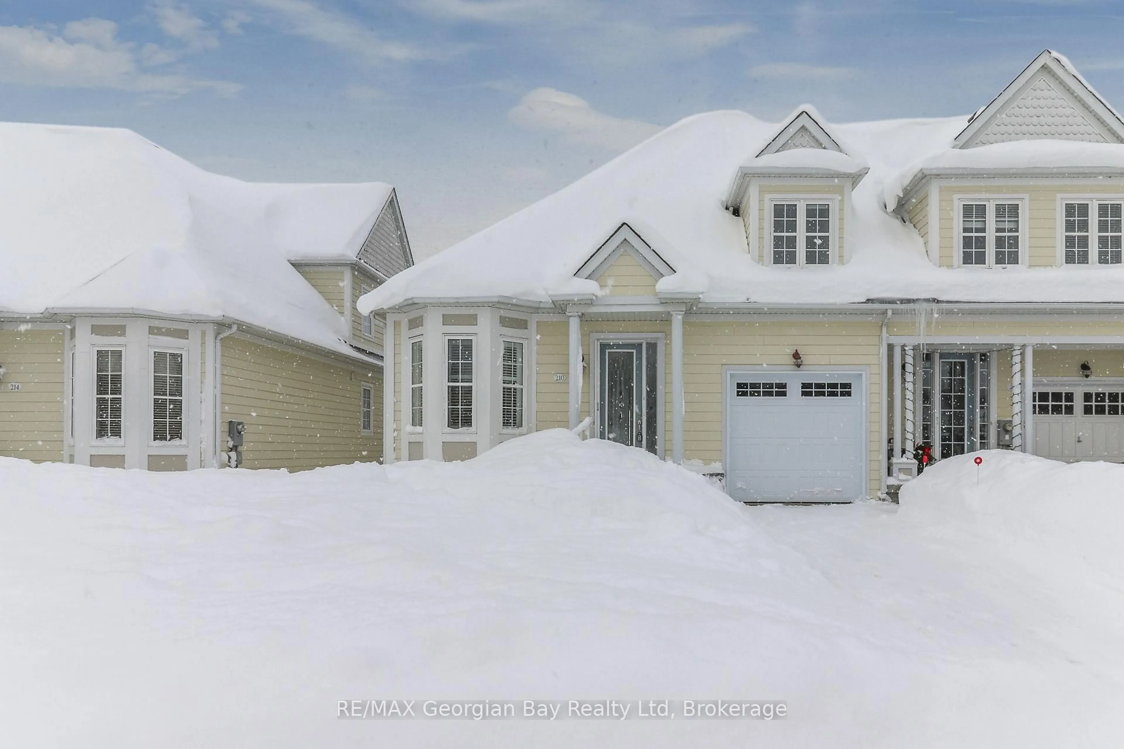 Home with vinyl exterior material, street for 210 Wycliffe Cove, Tay Ontario L0K 2A0