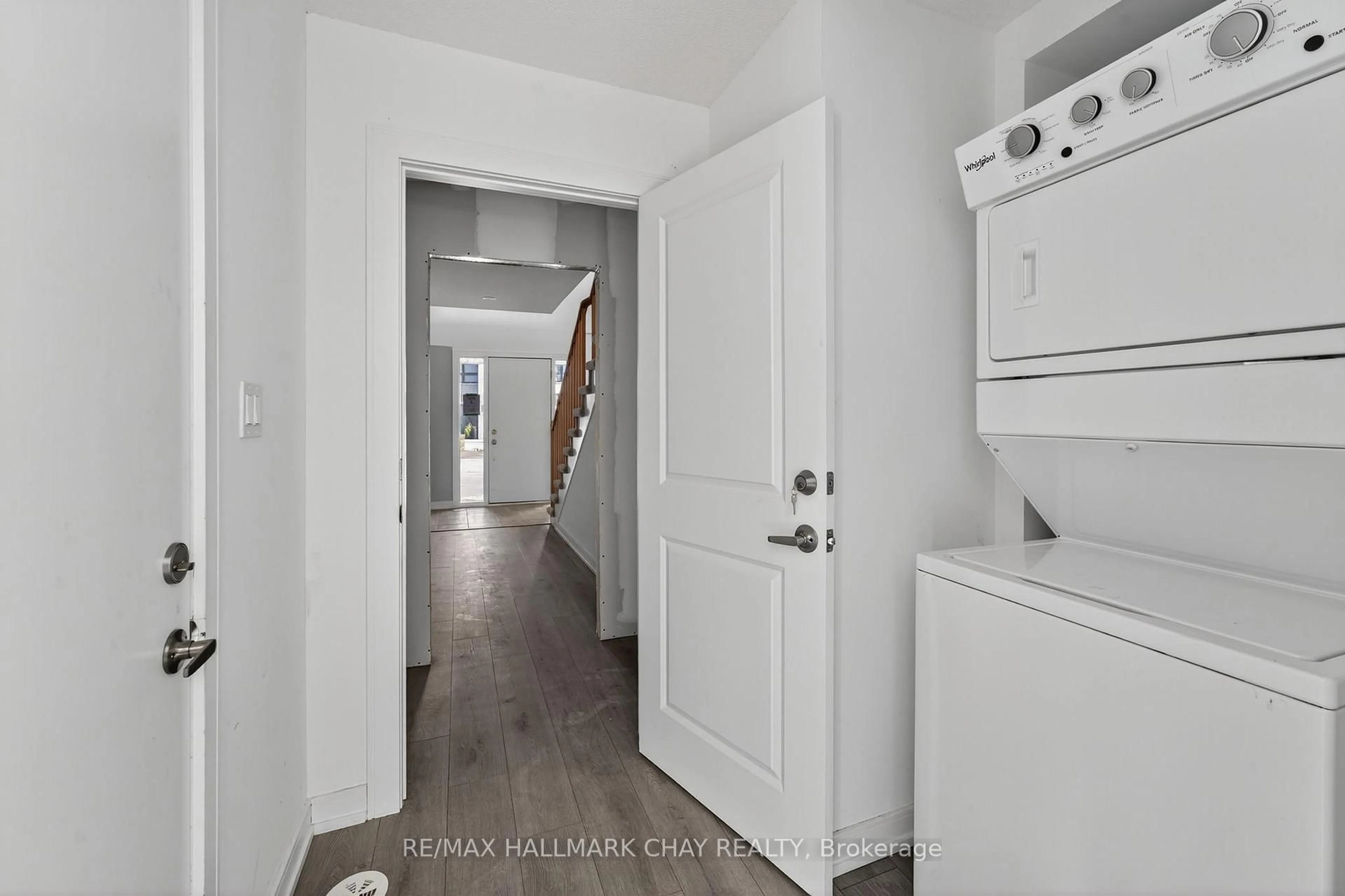 Indoor entryway for 22 Blue Forest Cres, Barrie Ontario L4N 0M2