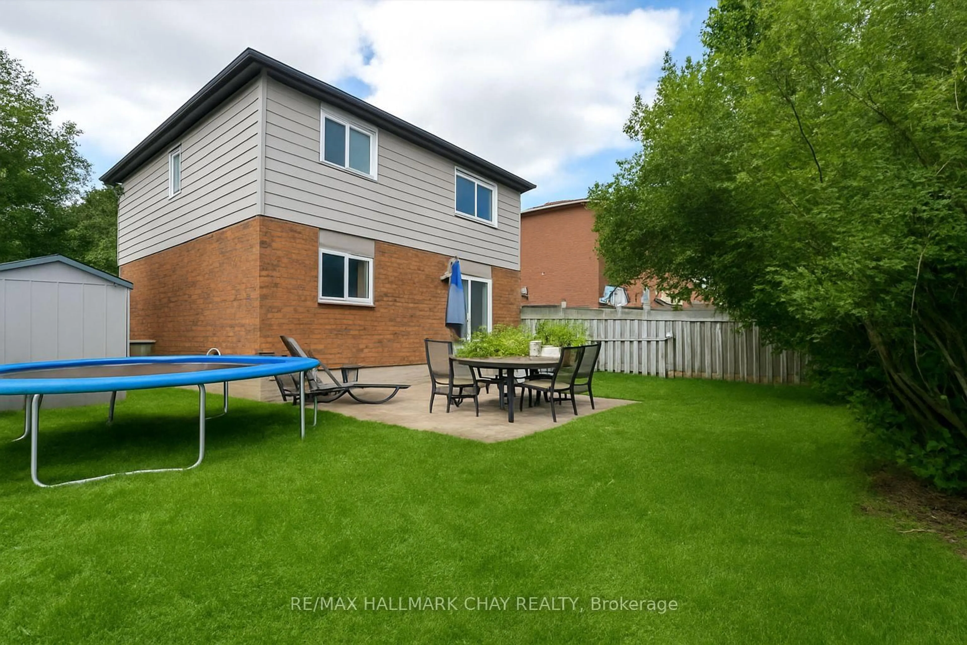 A pic from outside/outdoor area/front of a property/back of a property/a pic from drone, street for 83 TRILLIUM Cres, Barrie Ontario L4N 6H6