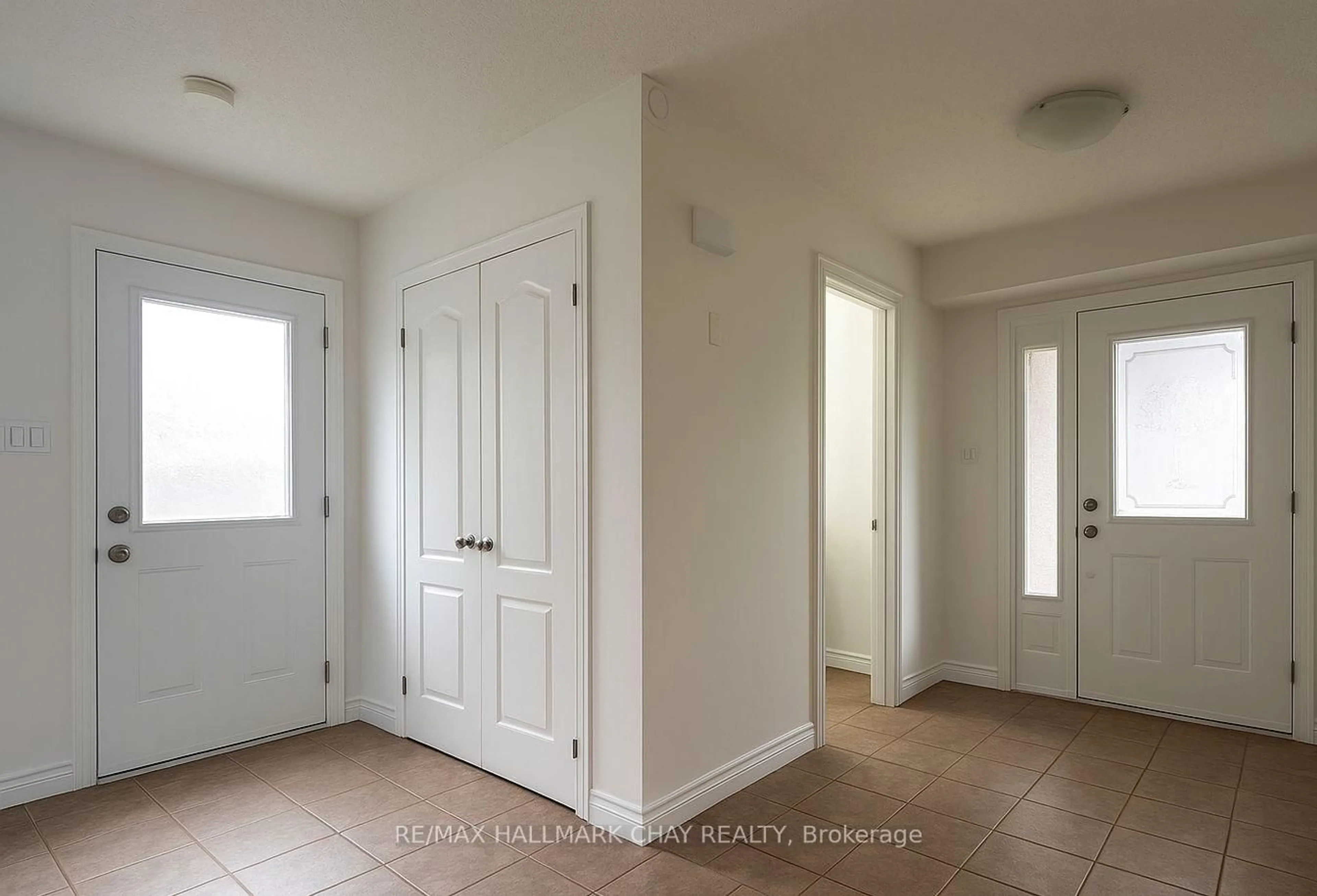 Indoor entryway for 83 TRILLIUM Cres, Barrie Ontario L4N 6H6