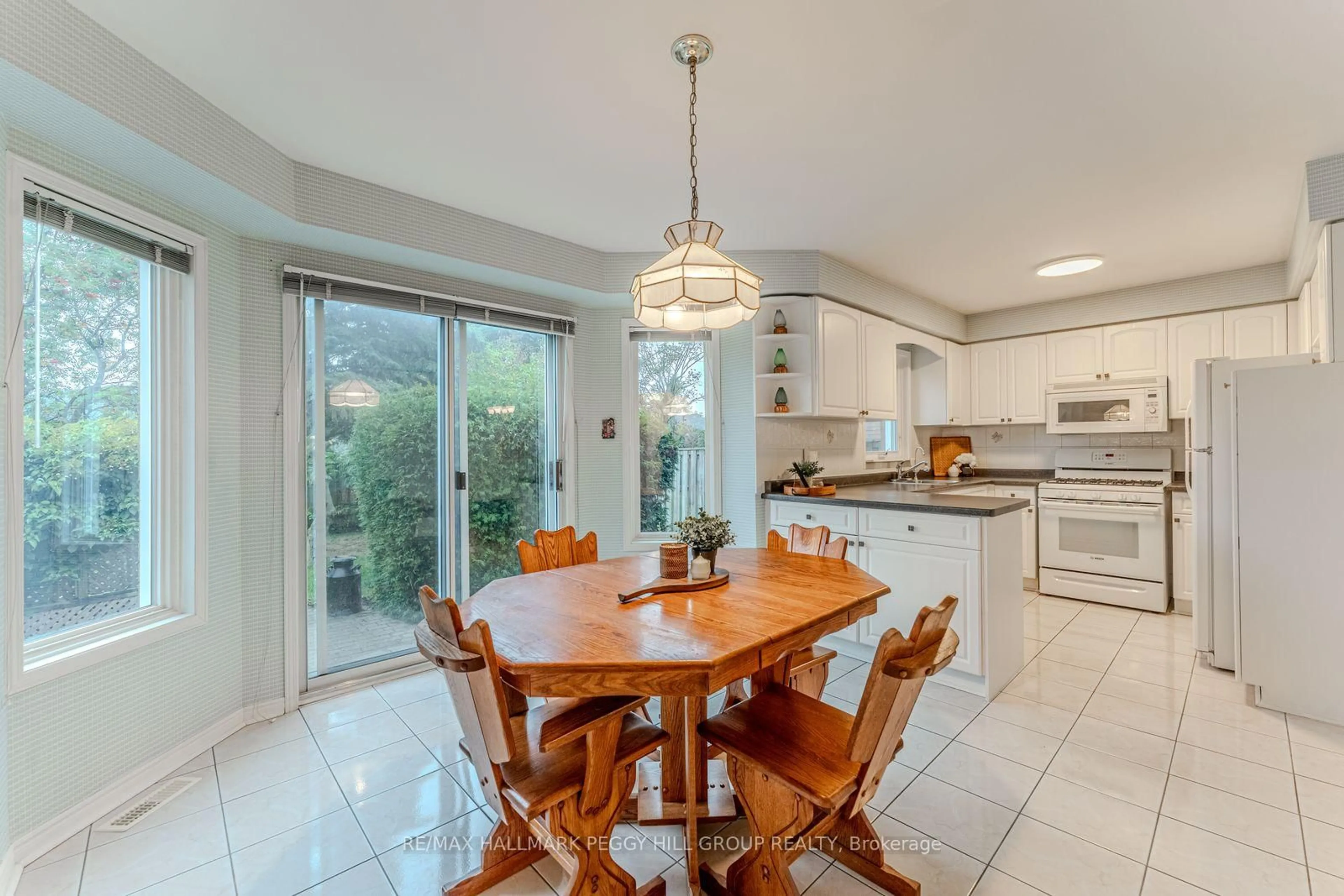 Open concept kitchen, ceramic/tile floor for 44 Cardinal St, Barrie Ontario L4M 6C9