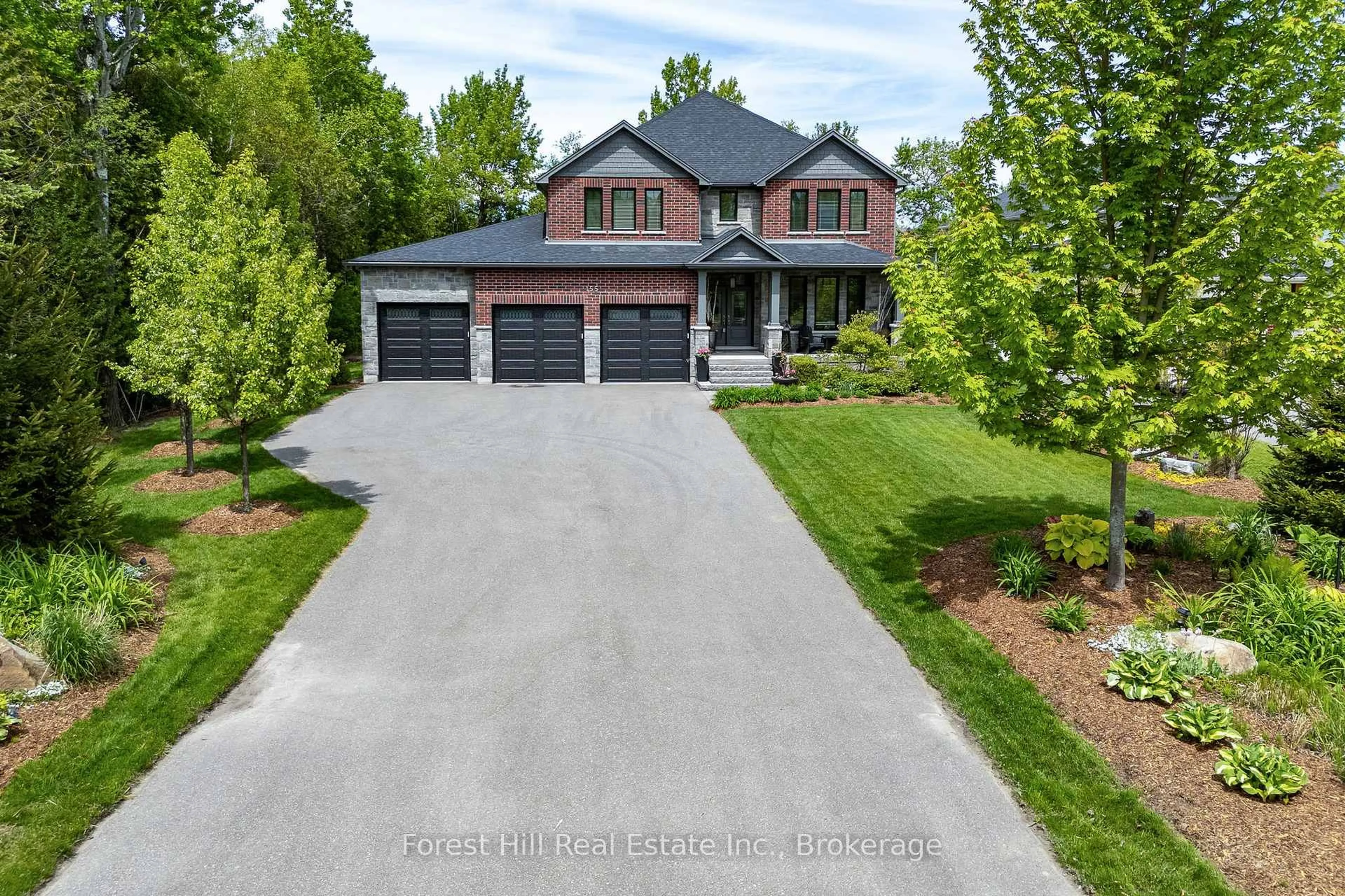 A pic from outside/outdoor area/front of a property/back of a property/a pic from drone, street for 155 Glenlake Blvd, Collingwood Ontario L9Y 0X2