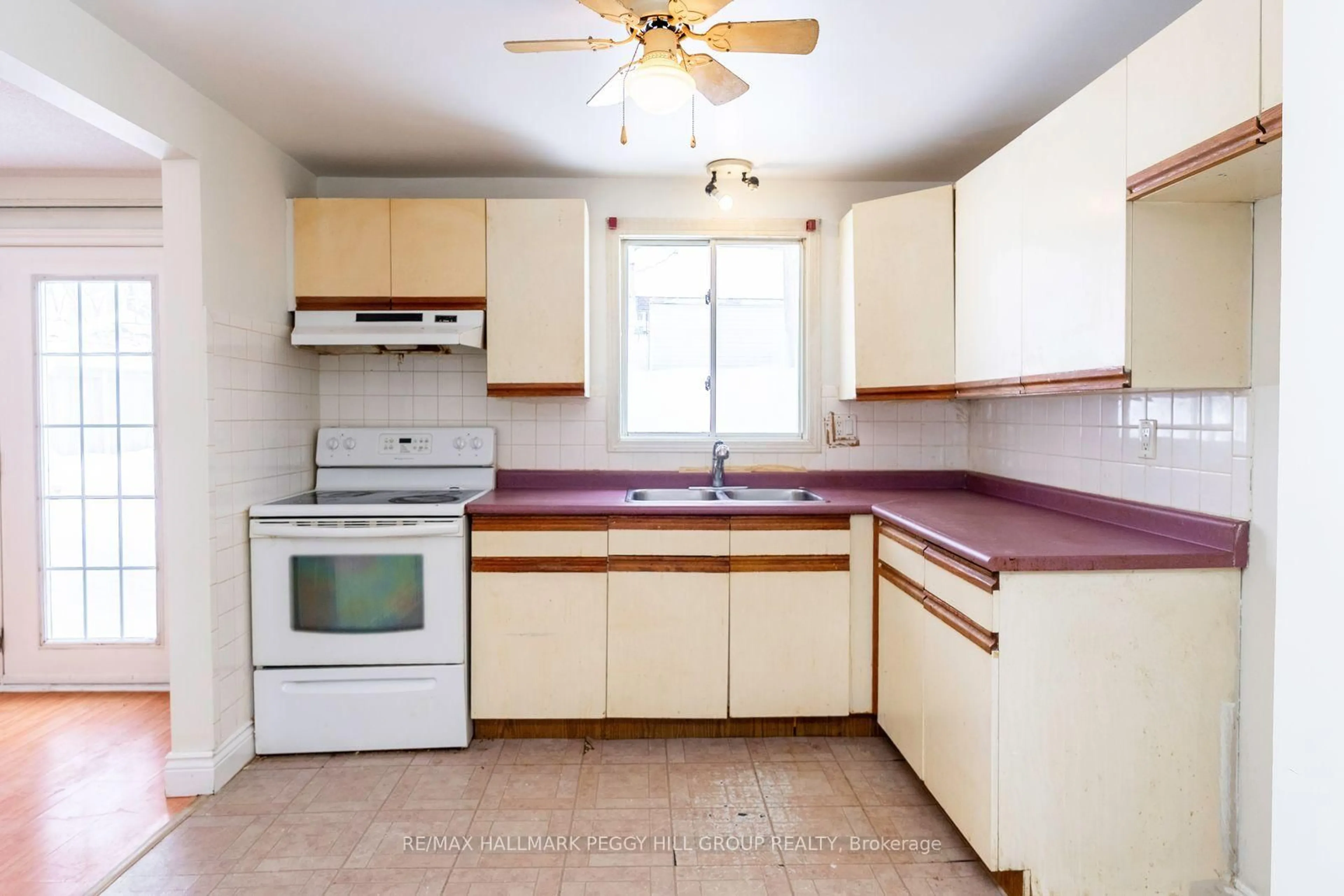 Standard kitchen, unknown for 829 Birchwood Dr, Midland Ontario L4R 4Y3