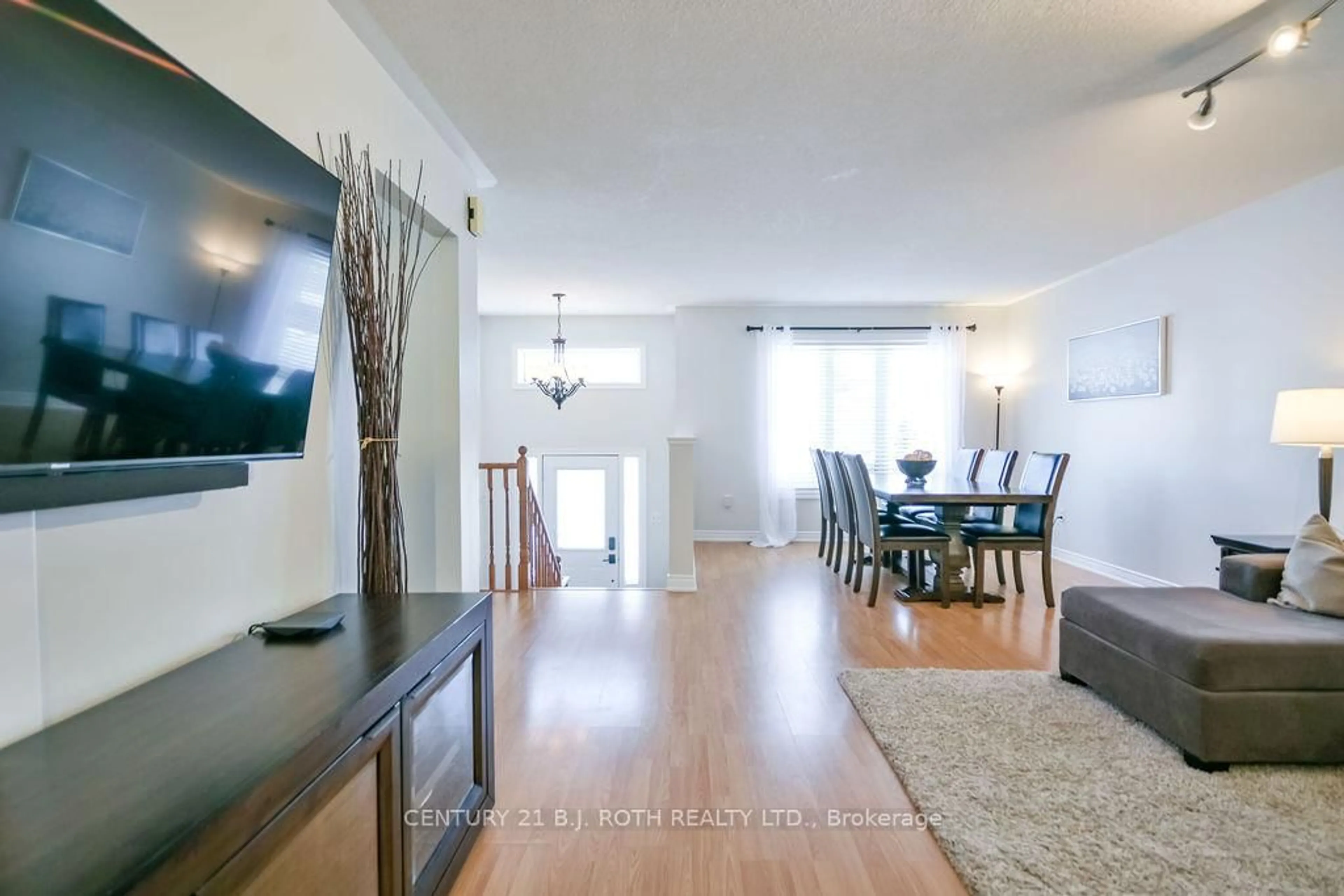 Dining room, wood/laminate floor for 60 LEGGOTT Ave, Barrie Ontario L4N 8B1
