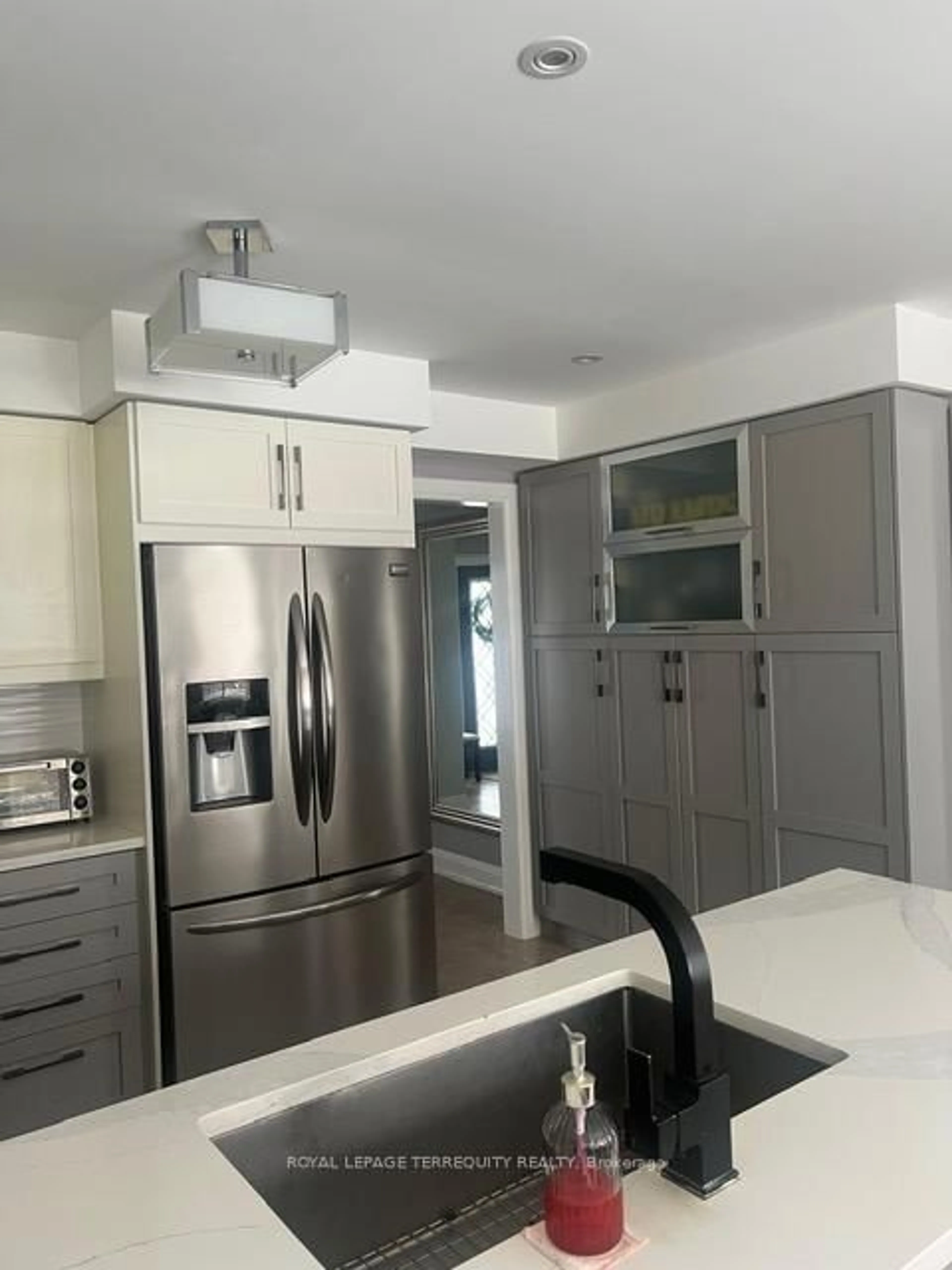 Contemporary kitchen, unknown for 25 Jagges Dr, Barrie Ontario L4N 0W9