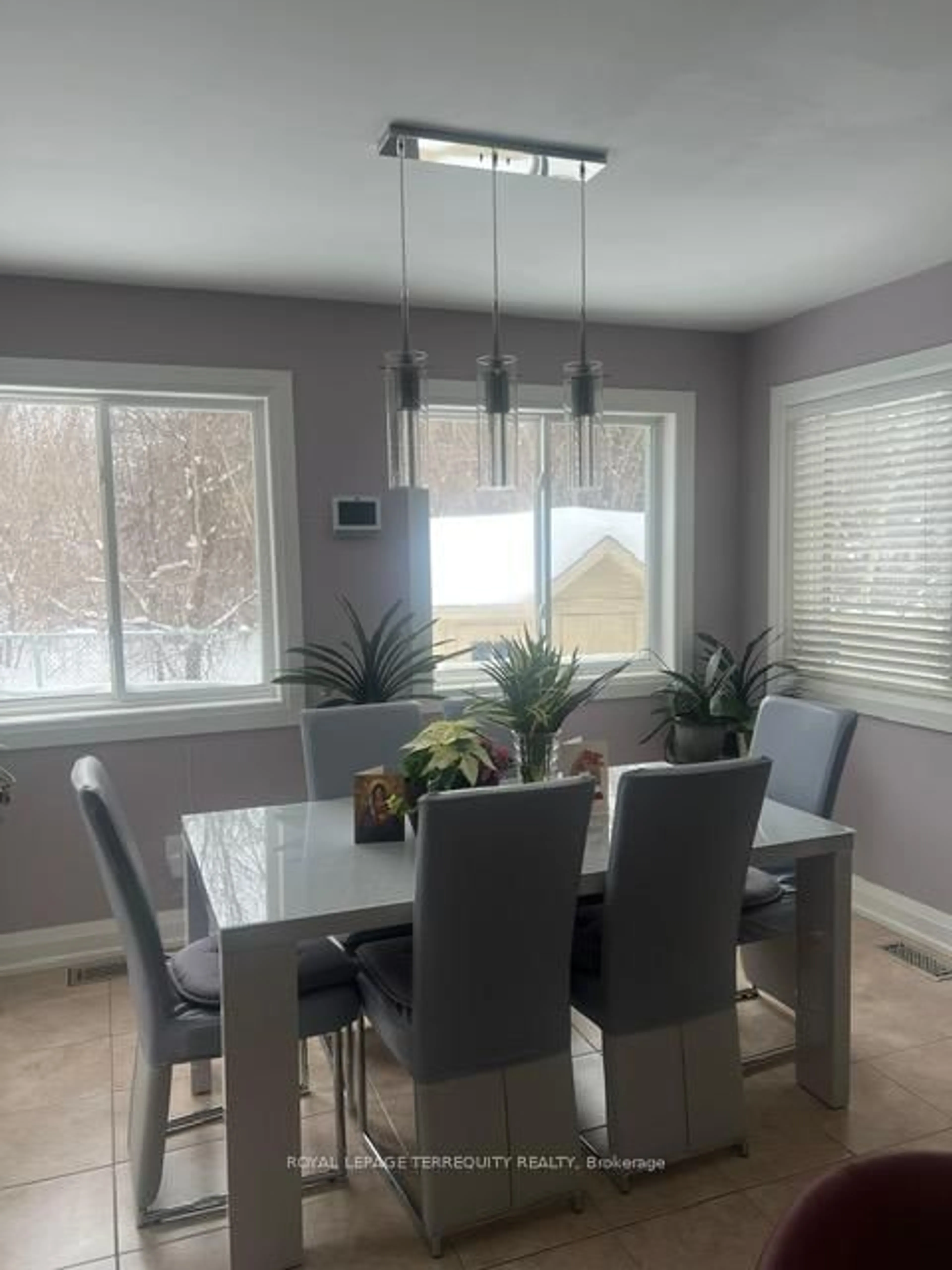 Dining room, wood/laminate floor for 25 Jagges Dr, Barrie Ontario L4N 0W9