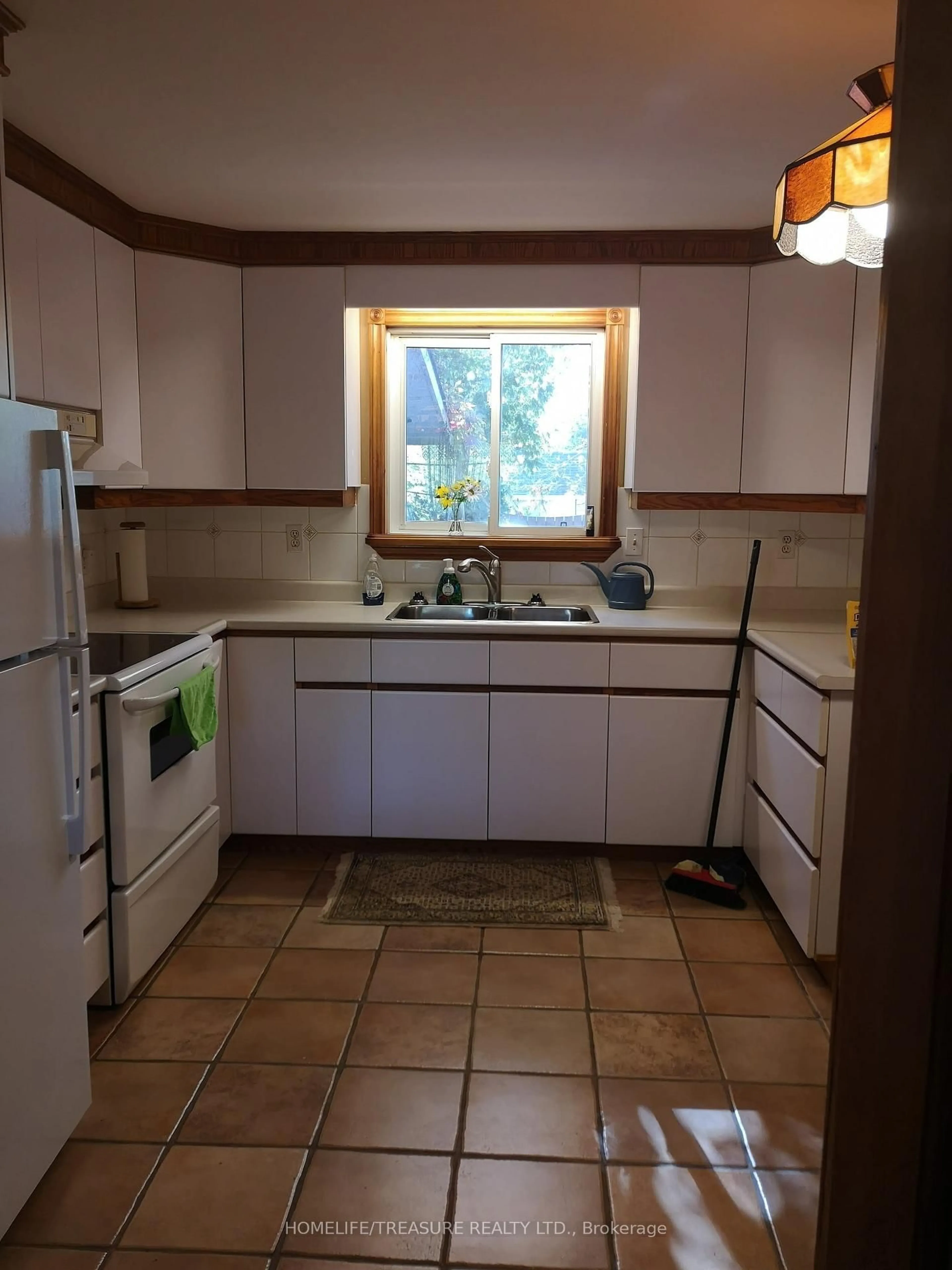 Standard kitchen, ceramic/tile floor for 16 WELLINGTON St, Collingwood Ontario L9Y 0X2