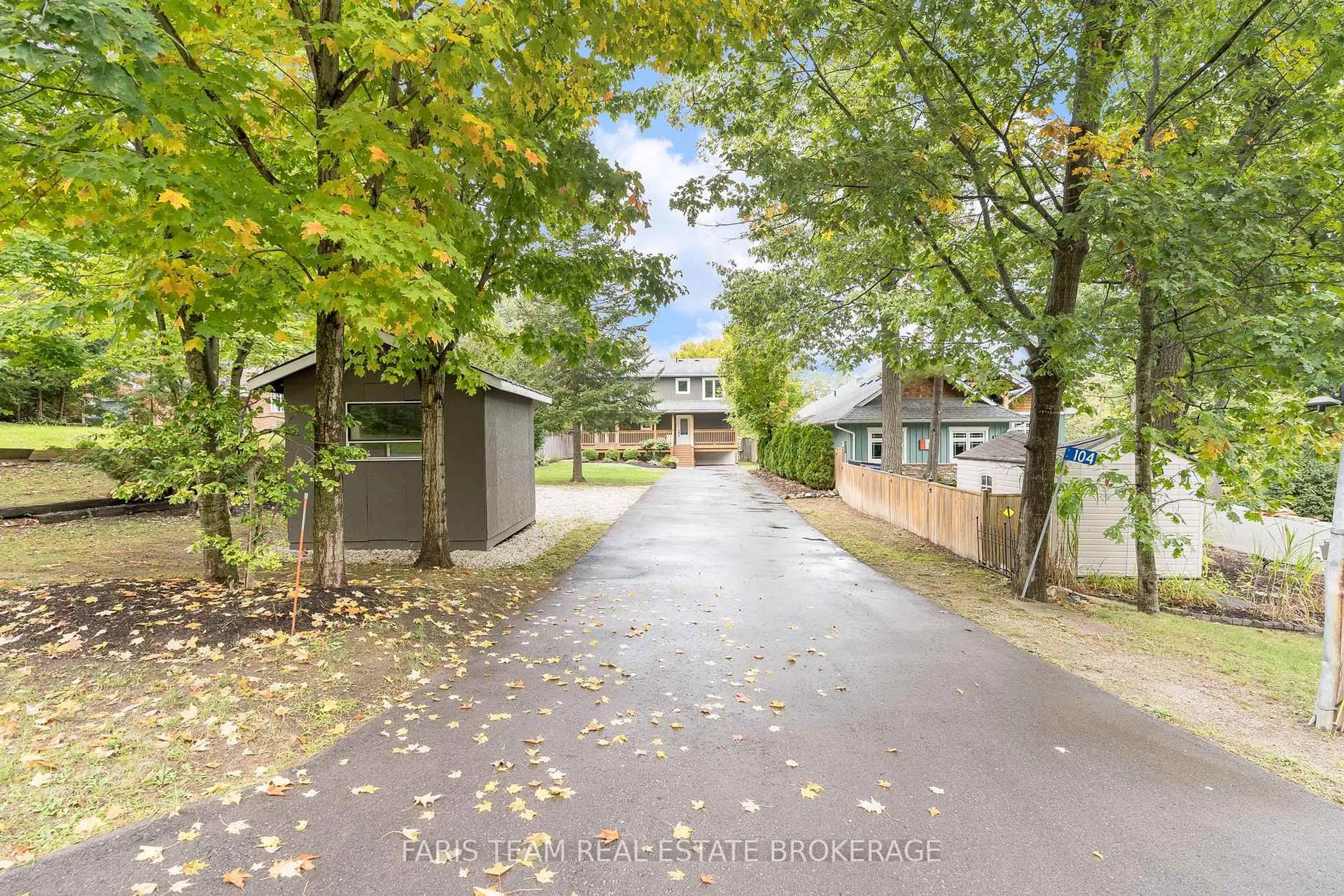 A pic from outside/outdoor area/front of a property/back of a property/a pic from drone, street for 104 Knox Rd, Wasaga Beach Ontario L9Z 2T5