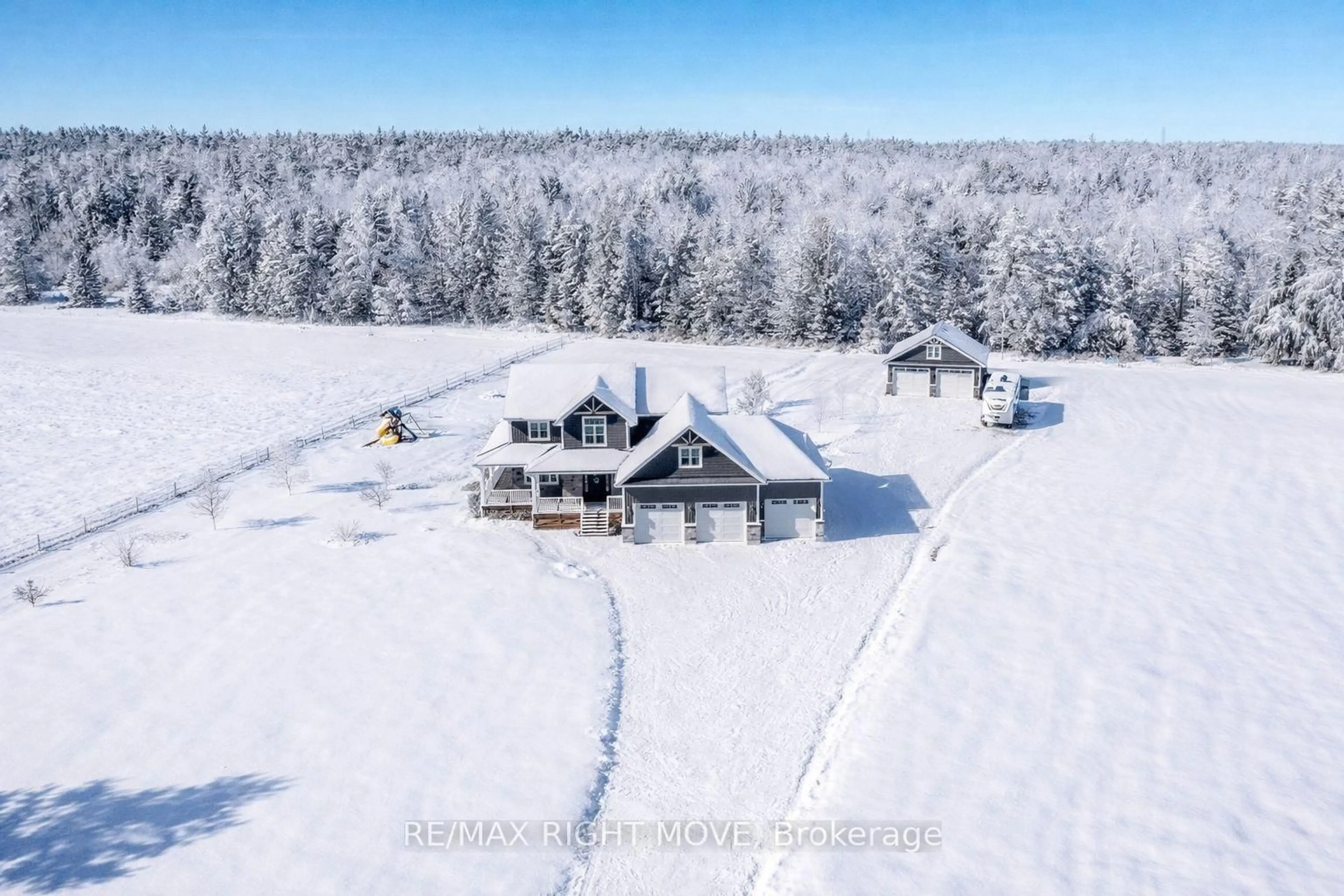 A pic from outside/outdoor area/front of a property/back of a property/a pic from drone, building for 2448 Stockdale Rd, Severn Ontario L3V 6P9