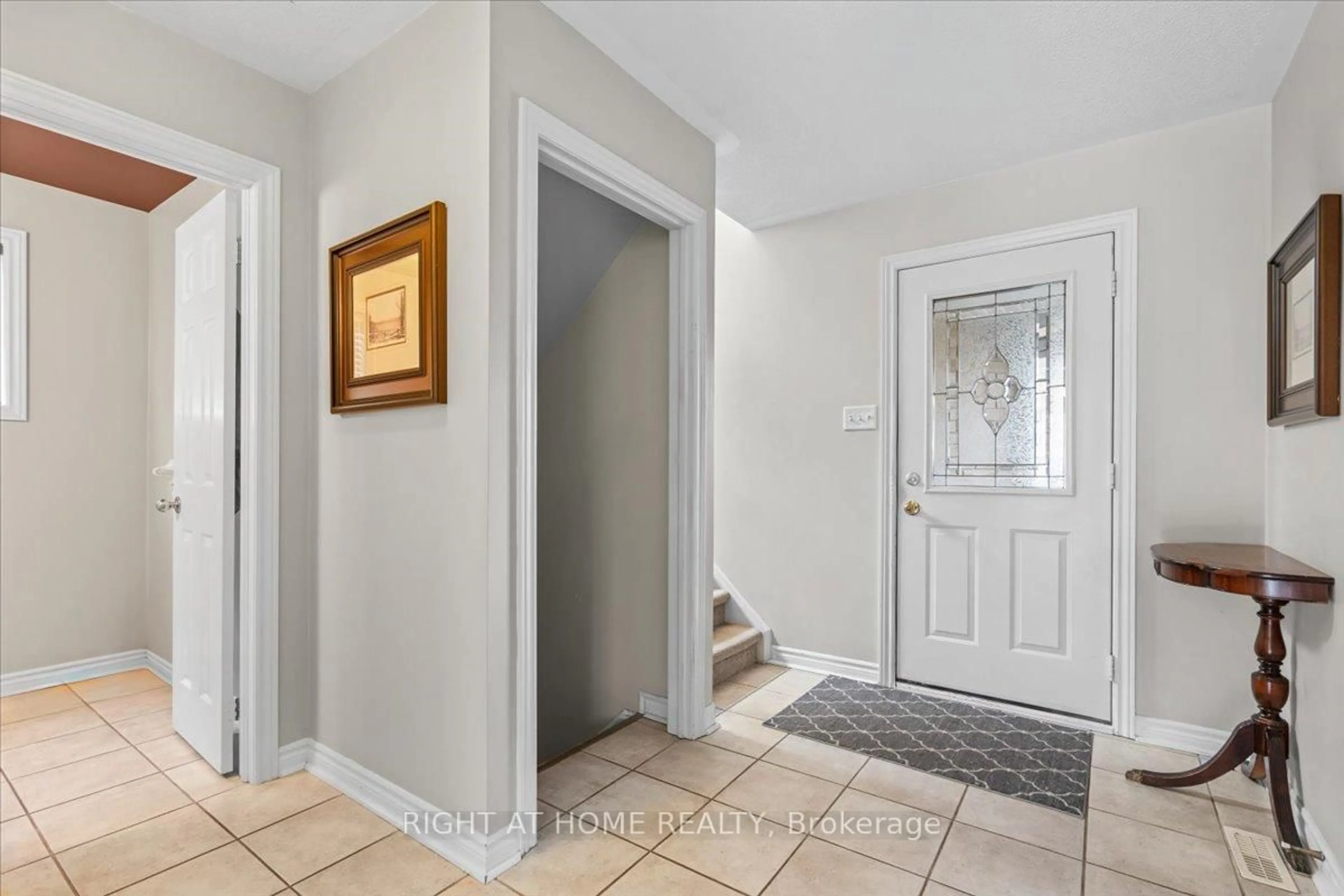 Indoor entryway for 7 Michael Cres, Barrie Ontario L4M 6Y9