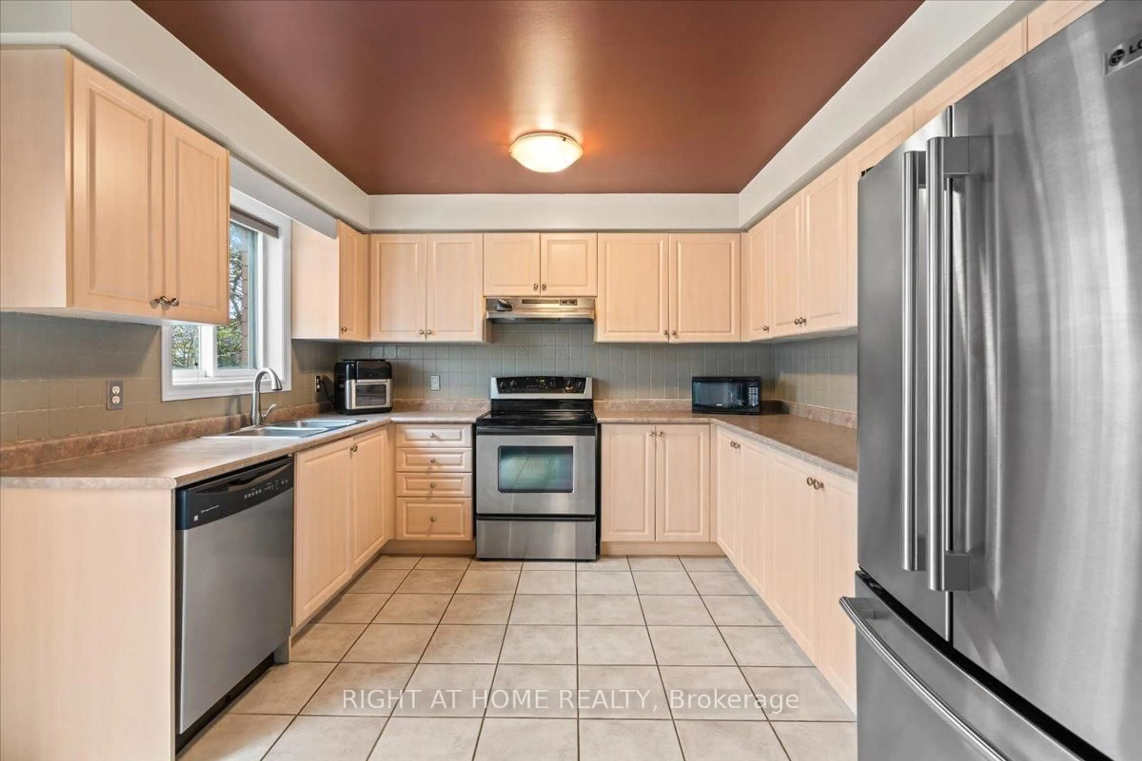 Standard kitchen, unknown for 7 Michael Cres, Barrie Ontario L4M 6Y9