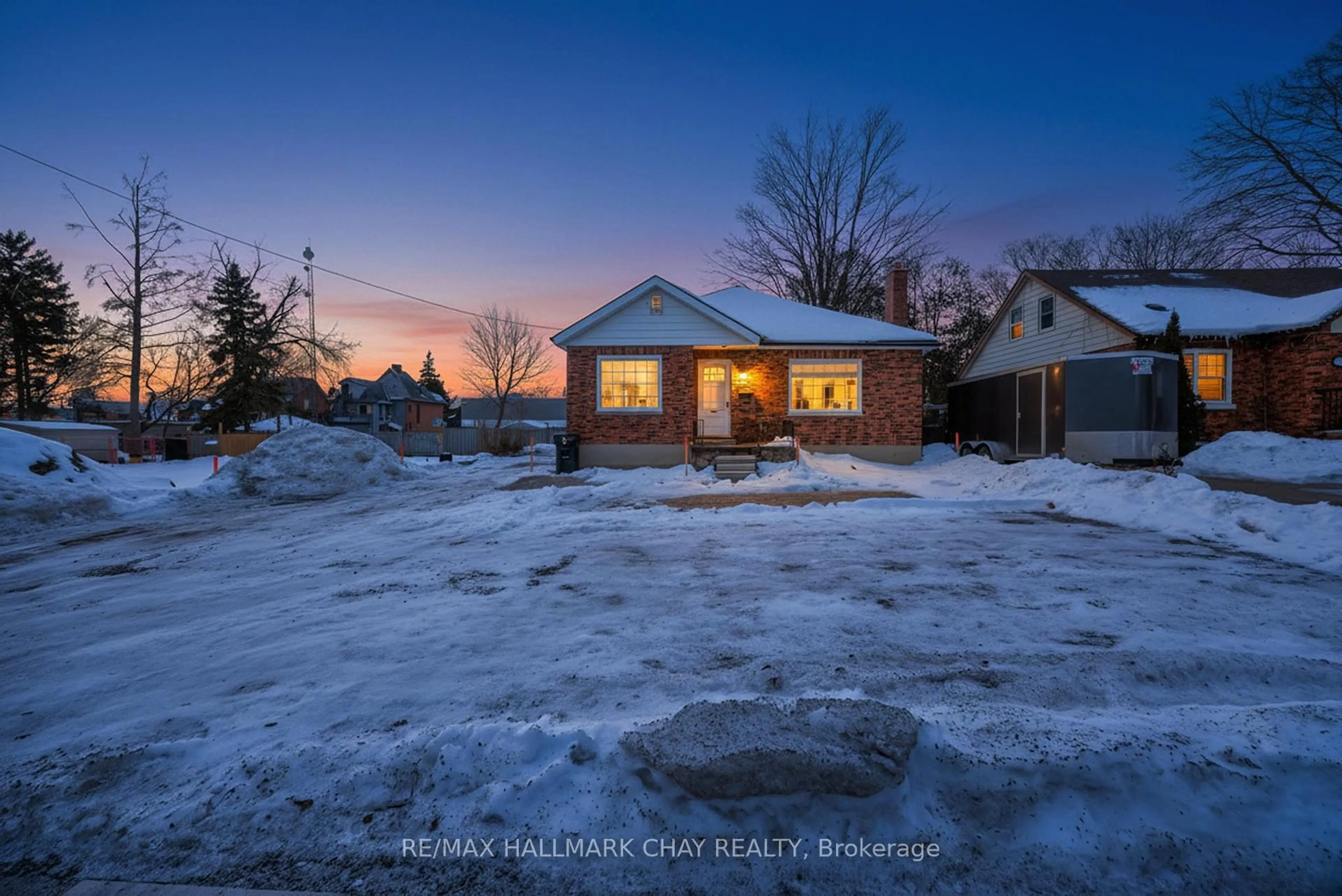 A pic from outside/outdoor area/front of a property/back of a property/a pic from drone, street for 68 Drury Lane, Barrie Ontario L4M 3C8