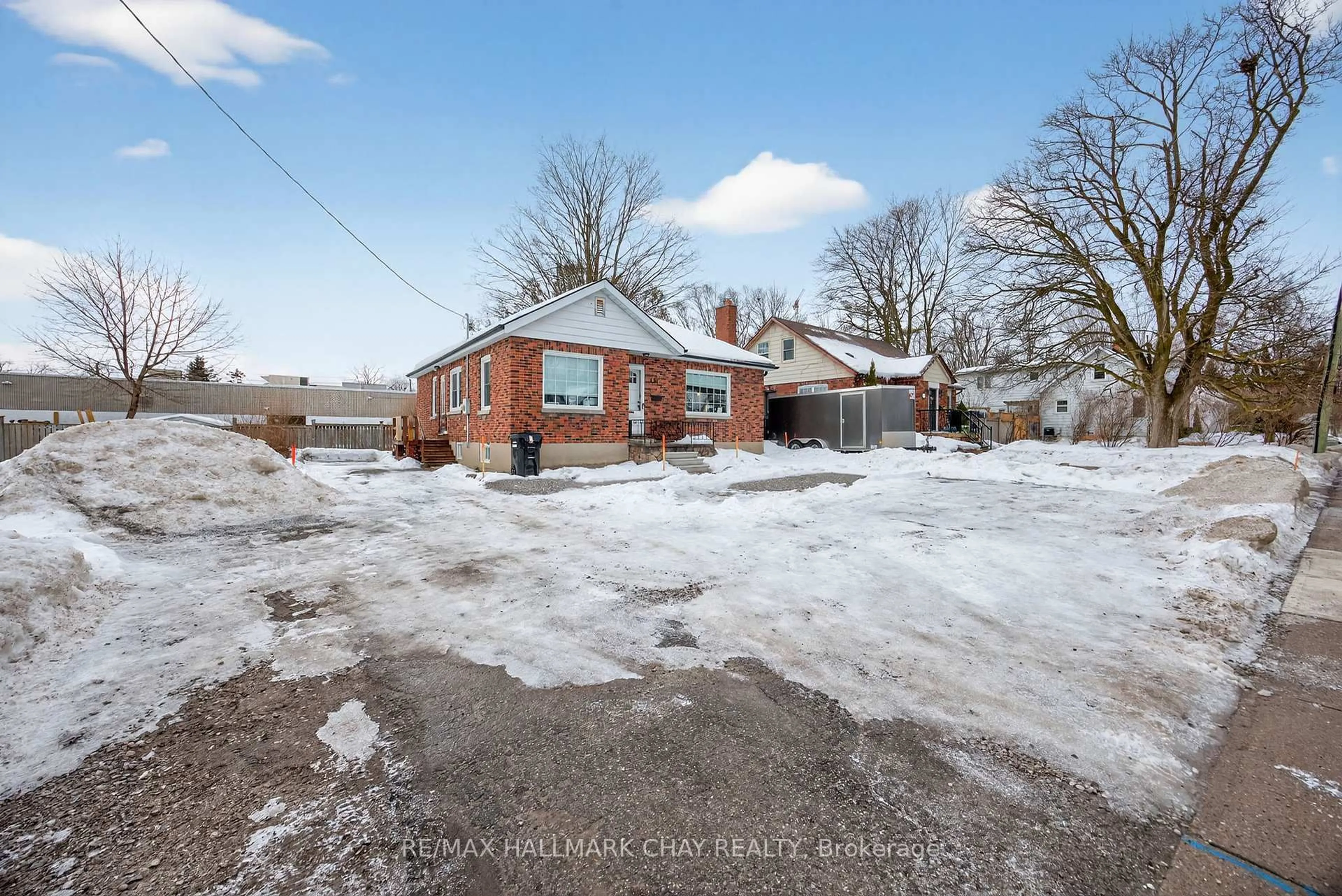A pic from outside/outdoor area/front of a property/back of a property/a pic from drone, street for 68 Drury Lane, Barrie Ontario L4M 3C8