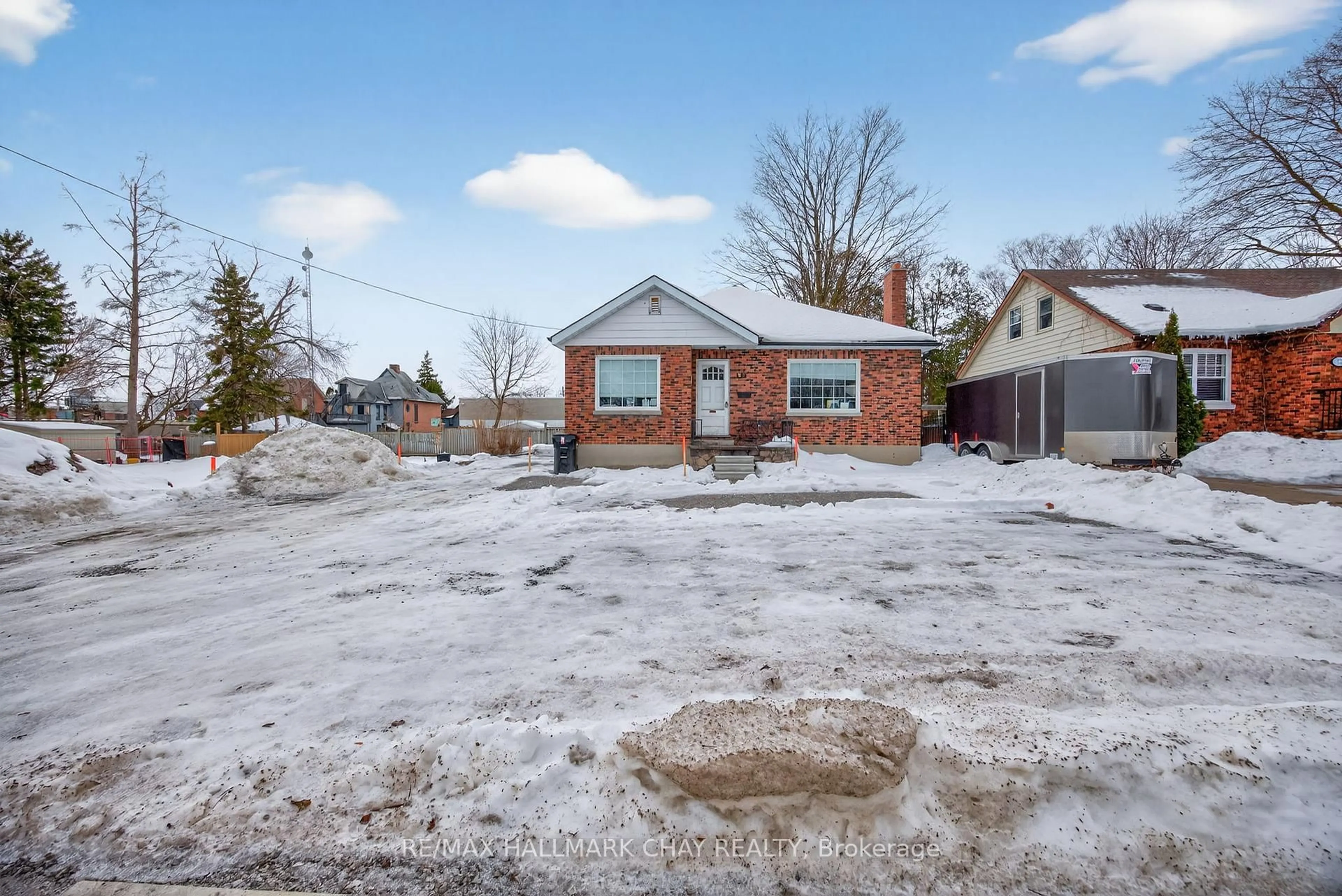 A pic from outside/outdoor area/front of a property/back of a property/a pic from drone, street for 68 Drury Lane, Barrie Ontario L4M 3C8