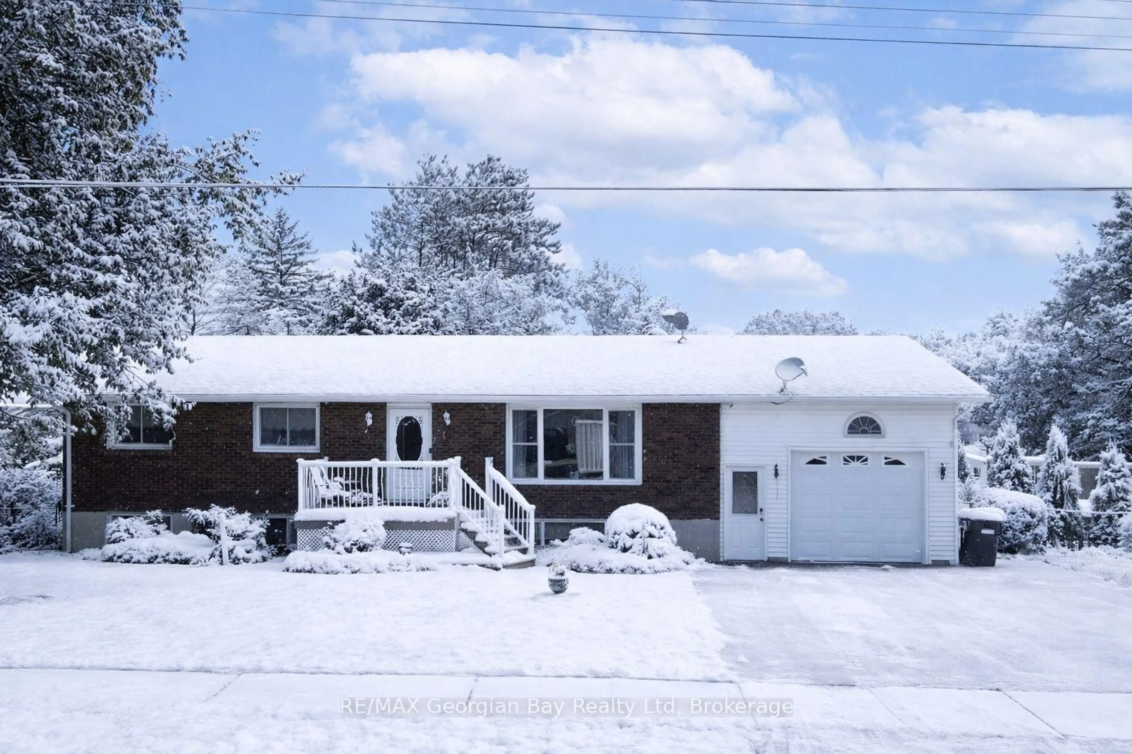 Home with vinyl exterior material, street for 739 SIMCOE Ave, Tay Ontario L0K 1R0