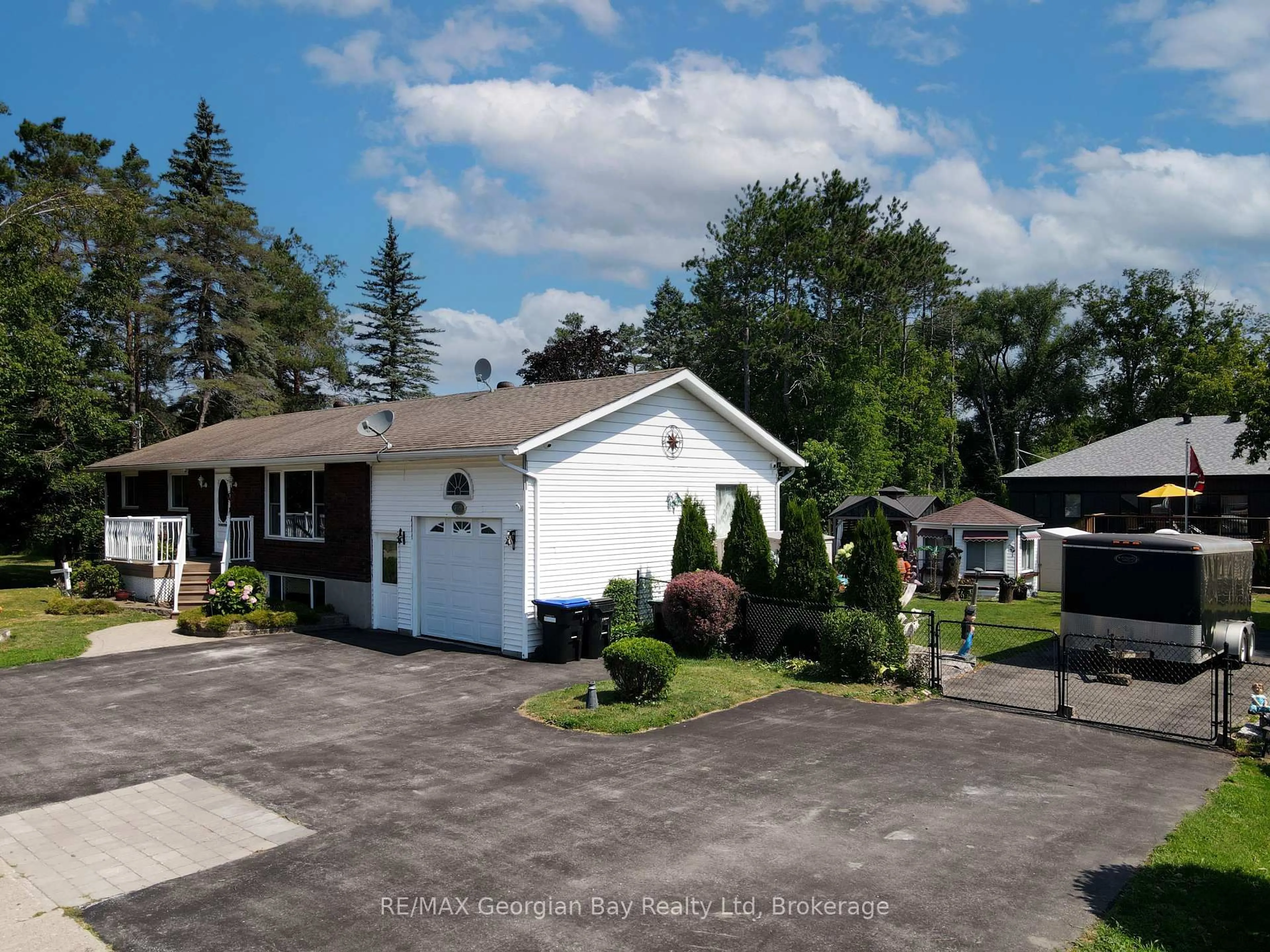A pic from outside/outdoor area/front of a property/back of a property/a pic from drone, street for 739 SIMCOE Ave, Tay Ontario L0K 1R0