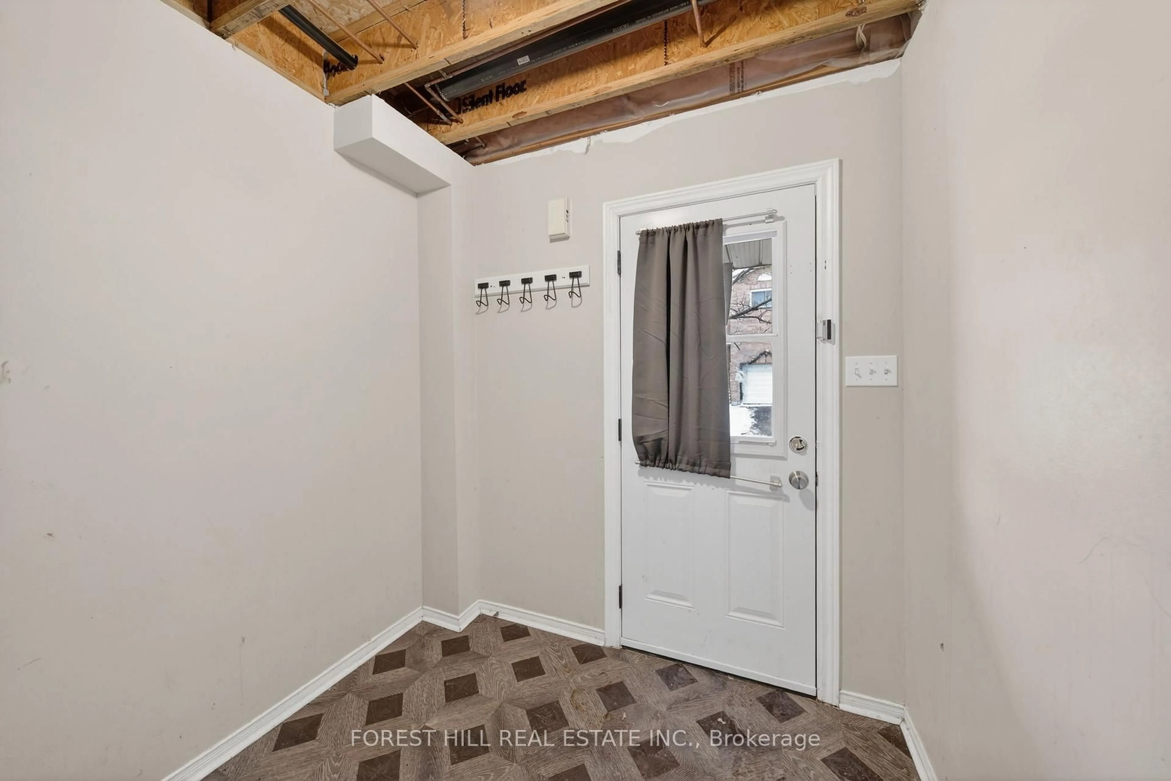 Indoor entryway for 531 High St #8, Orillia Ontario L3V 4X9