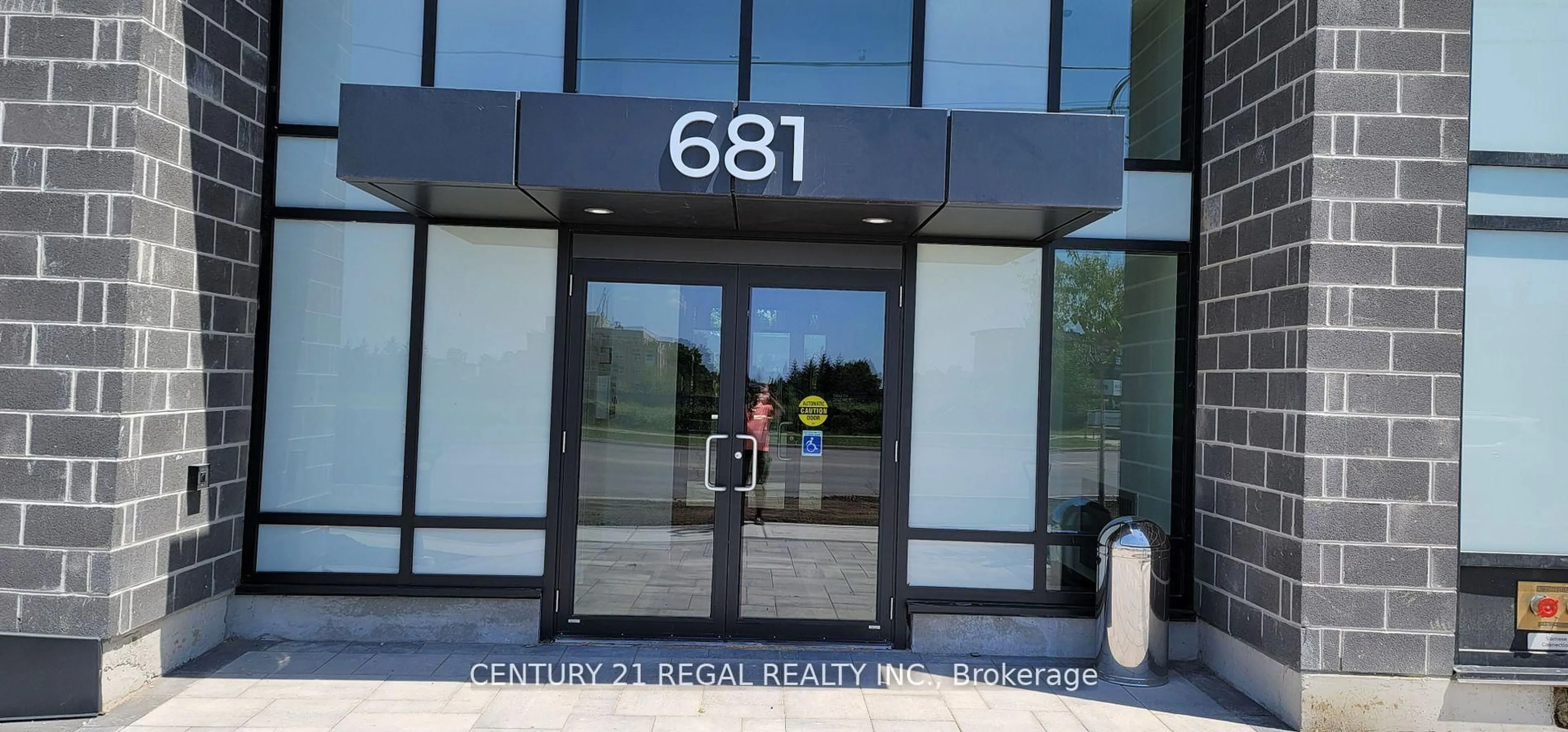Indoor foyer for 681 Yonge St #411, Barrie Ontario L4N 4E8