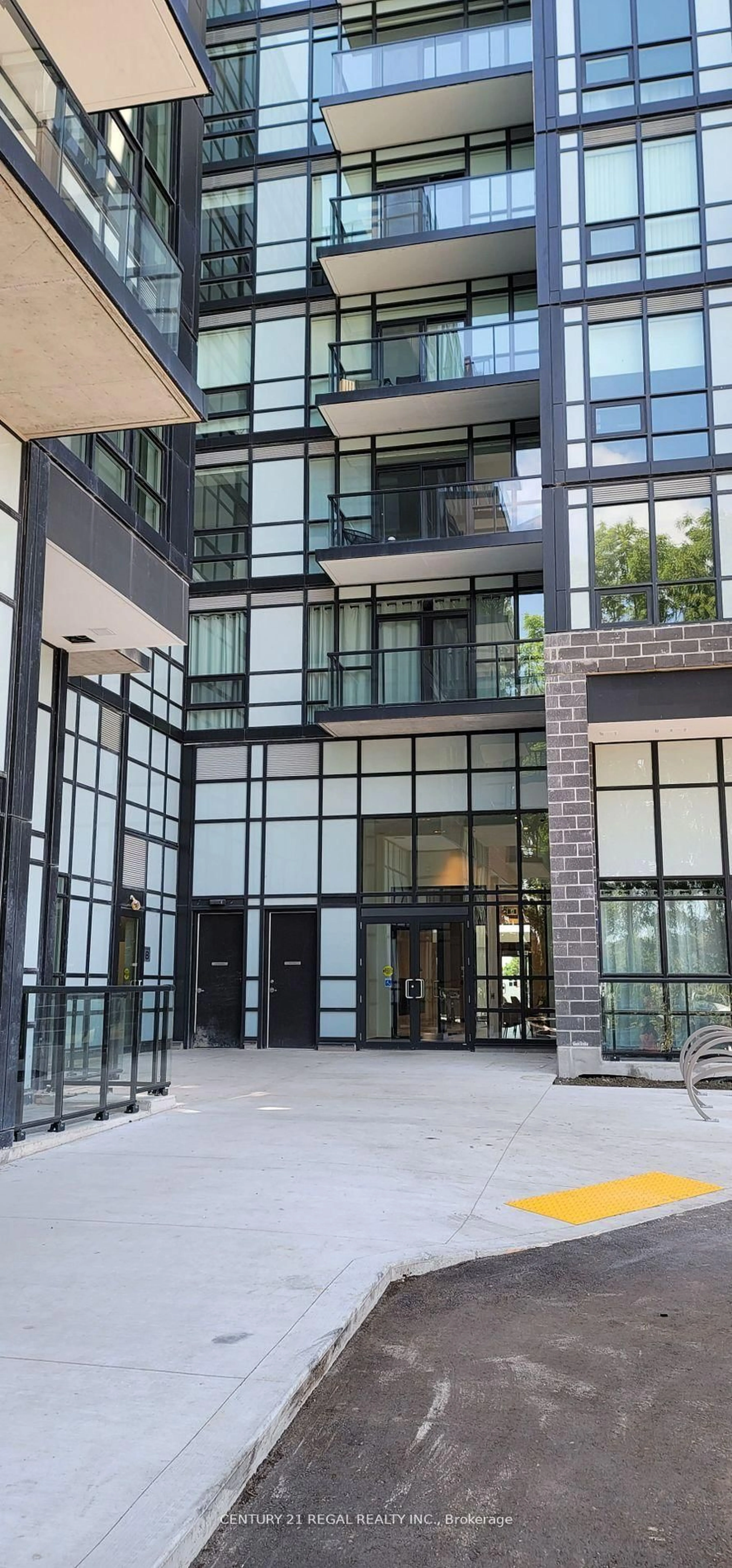 Indoor foyer for 681 Yonge St #411, Barrie Ontario L4N 4E8