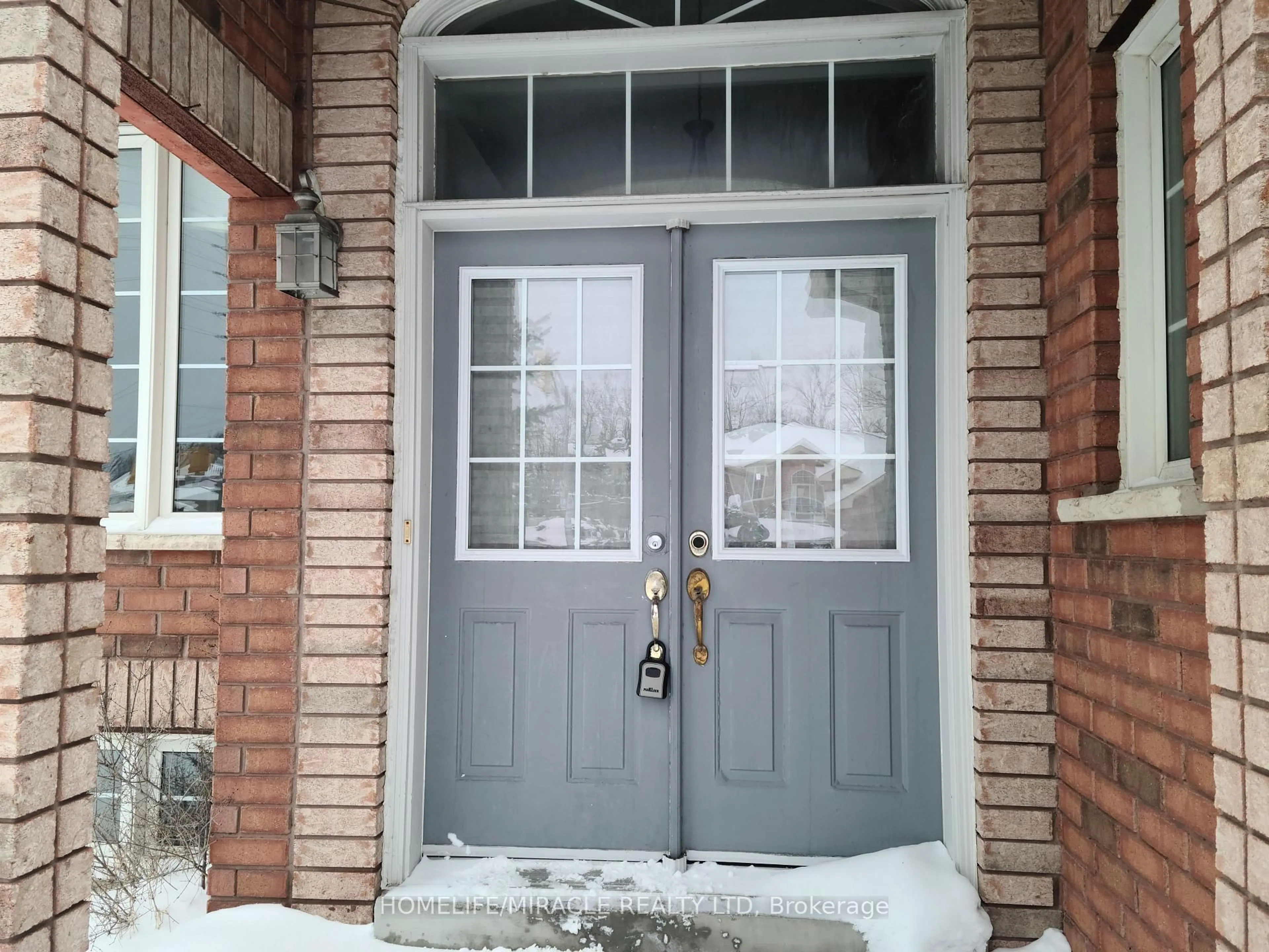 Indoor entryway for 260 Stanley St, Barrie Ontario L4M 6Y2