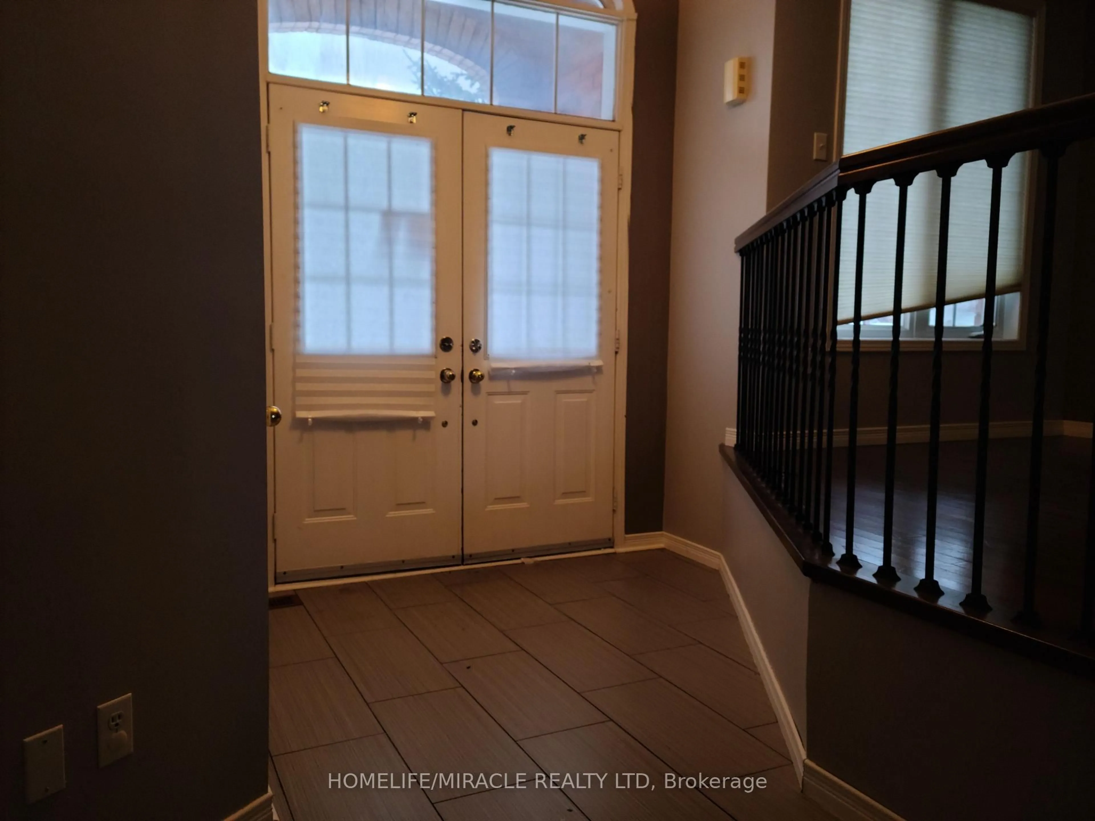 Indoor entryway for 260 Stanley St, Barrie Ontario L4M 6Y2