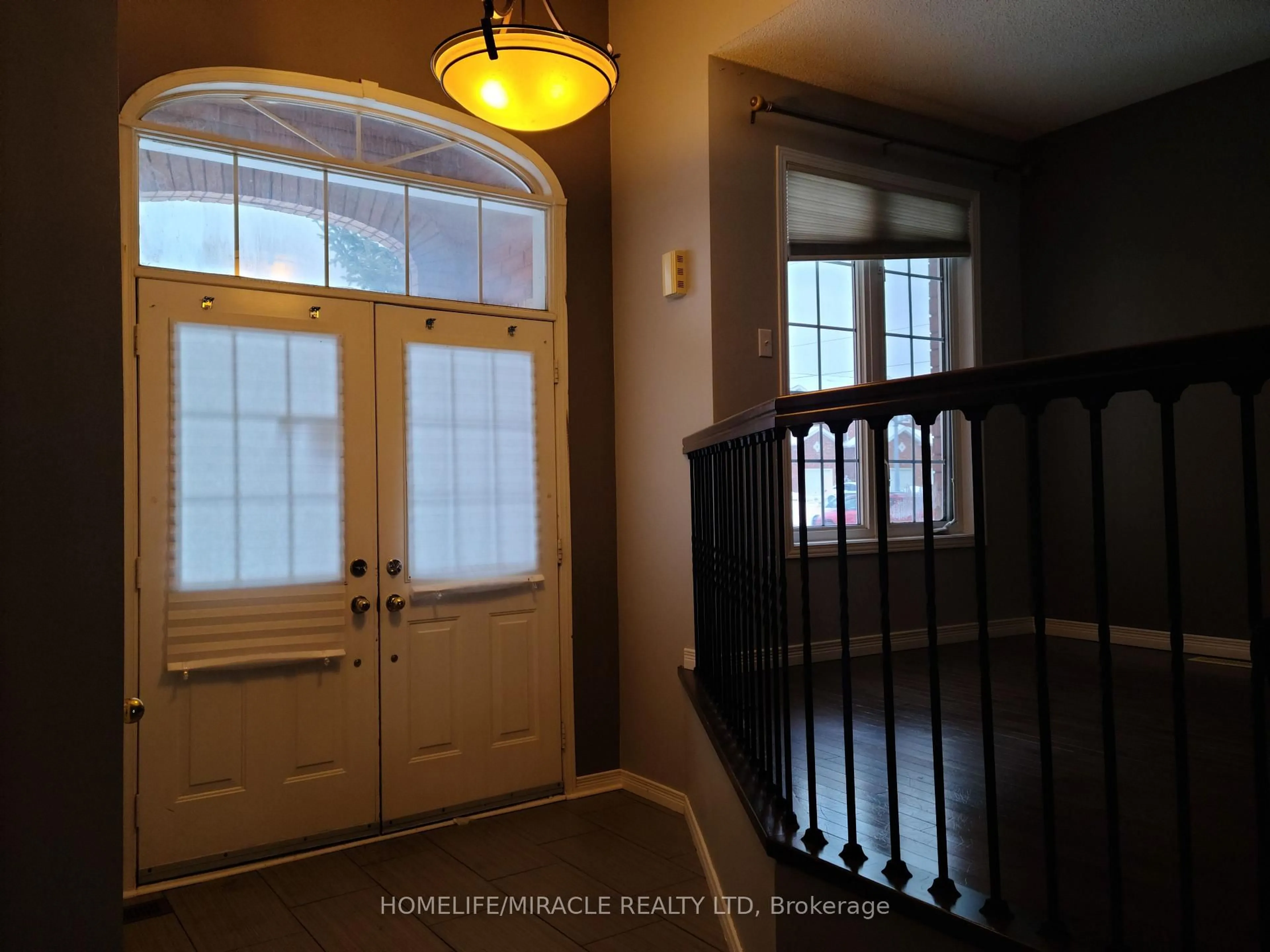 Indoor entryway for 260 Stanley St, Barrie Ontario L4M 6Y2