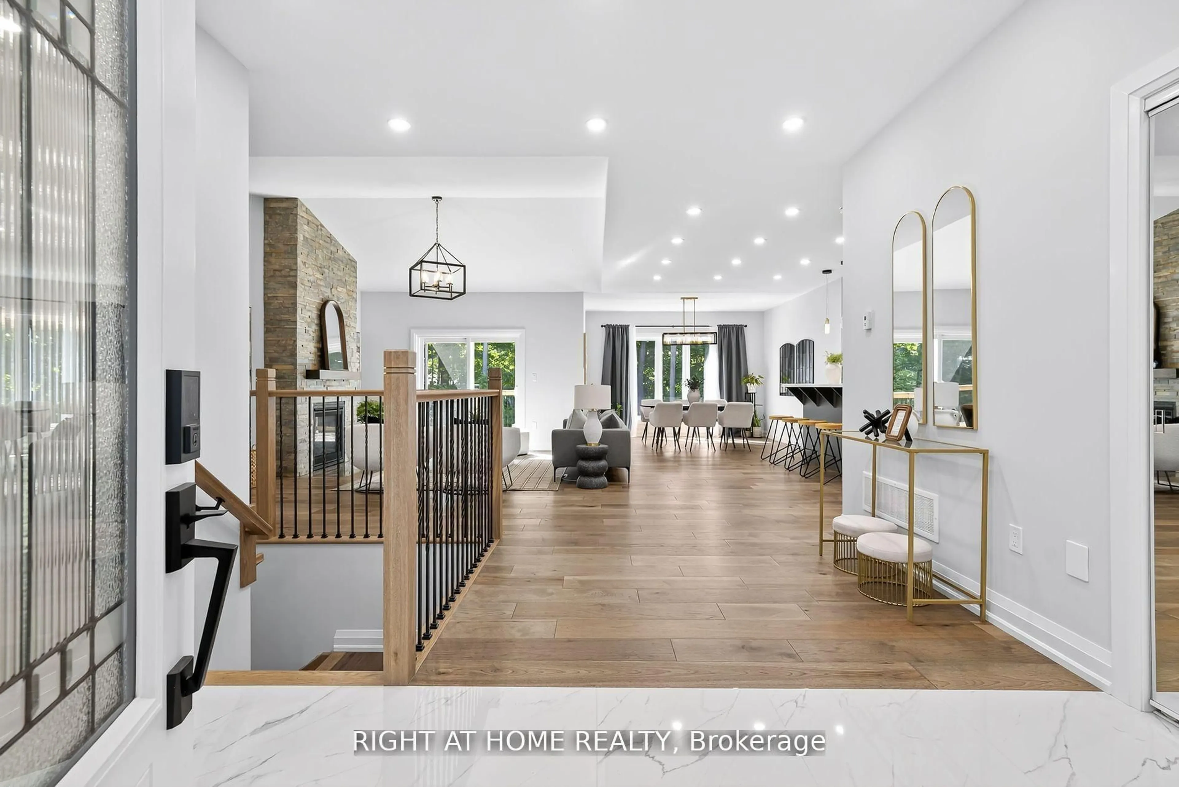 Indoor entryway for 9 Fairlawn Grve, Tiny Ontario L9M 0B5