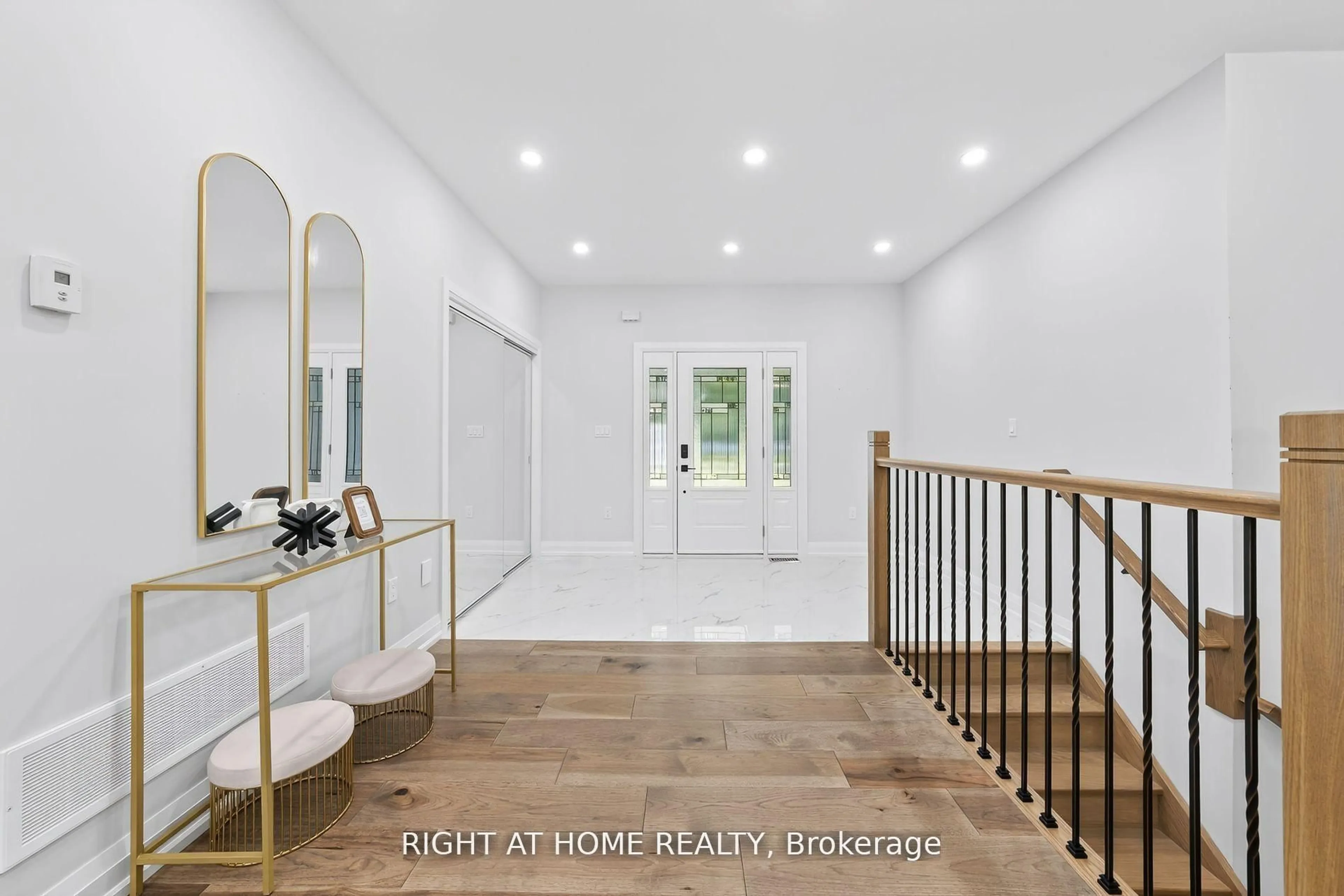 Indoor entryway for 9 Fairlawn Grve, Tiny Ontario L9M 0B5