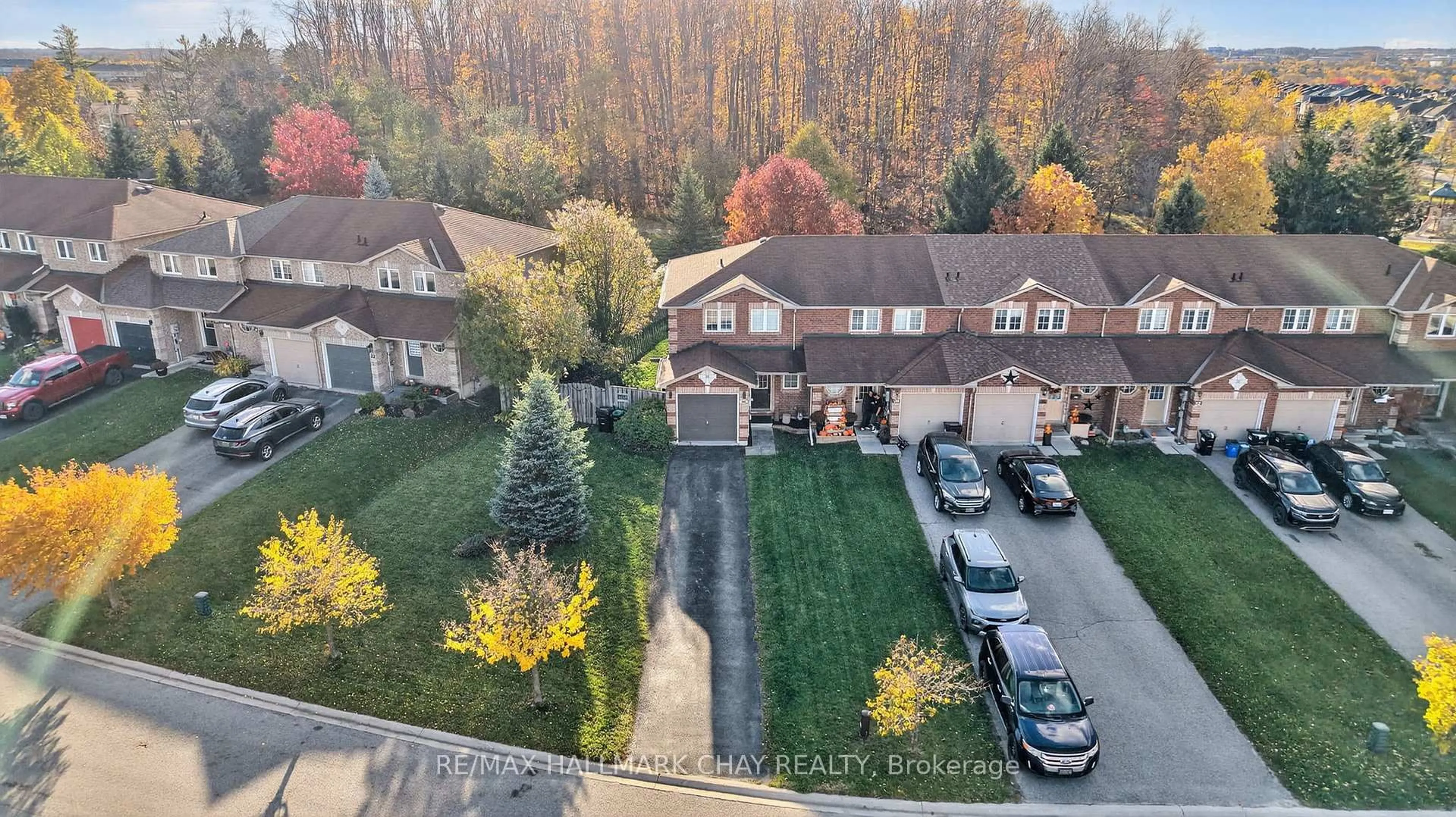 A pic from outside/outdoor area/front of a property/back of a property/a pic from drone, street for 36 Goodwin Dr, Barrie Ontario L4N 5Z7