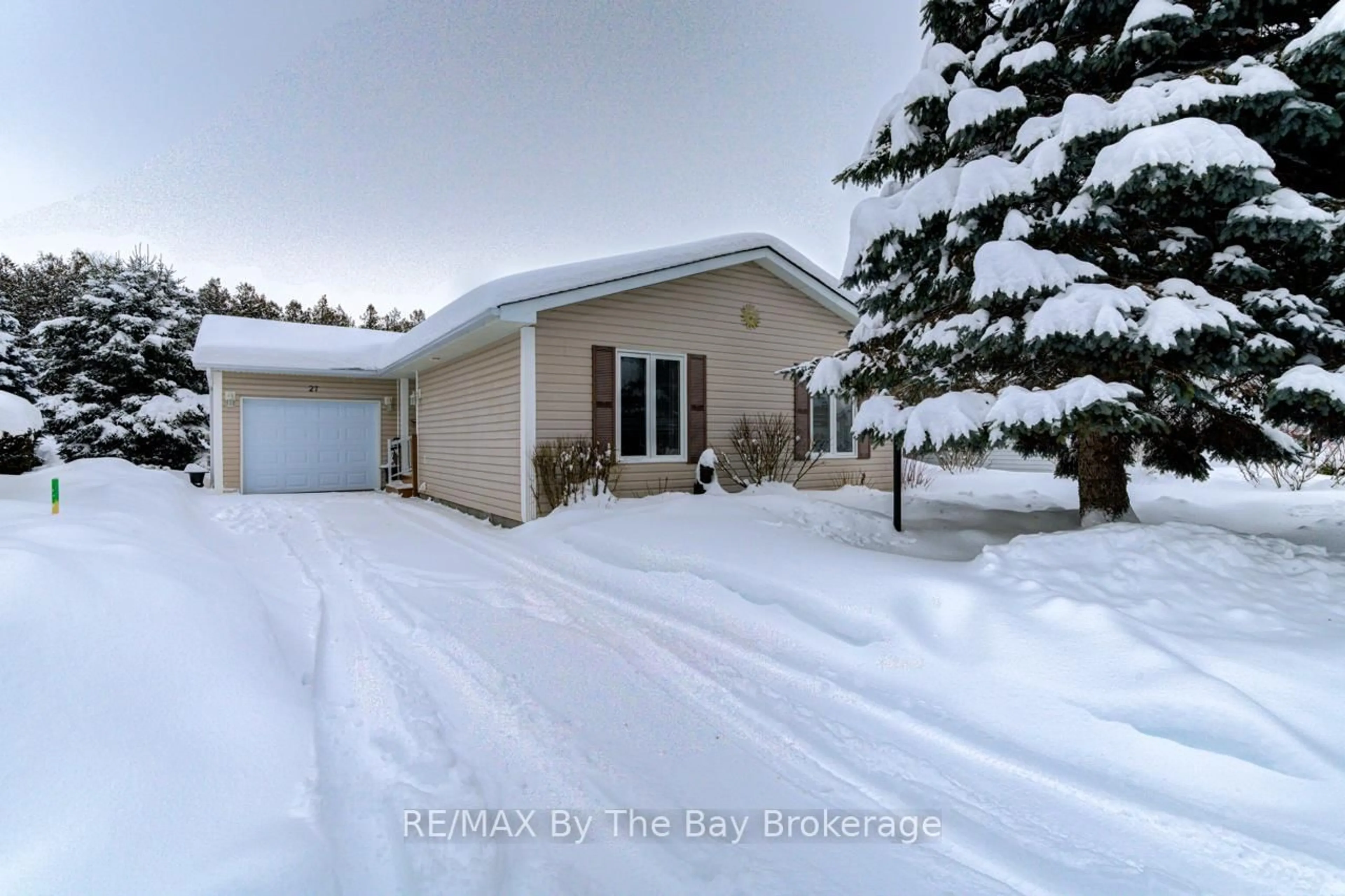 A pic from outside/outdoor area/front of a property/back of a property/a pic from drone, street for 27 Pennsylvania Ave, Wasaga Beach Ontario L9Z 3A8