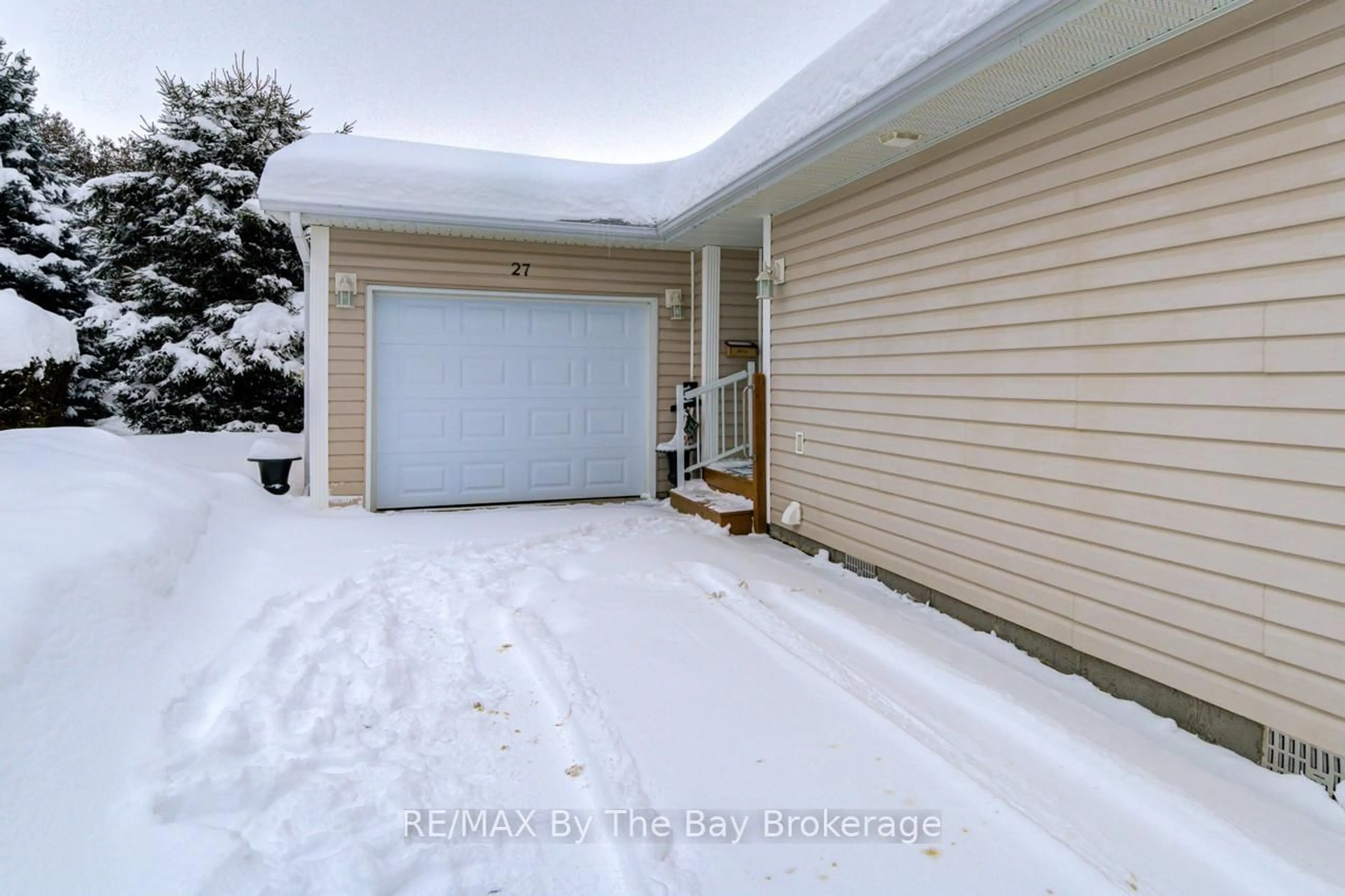 Indoor garage for 27 Pennsylvania Ave, Wasaga Beach Ontario L9Z 3A8