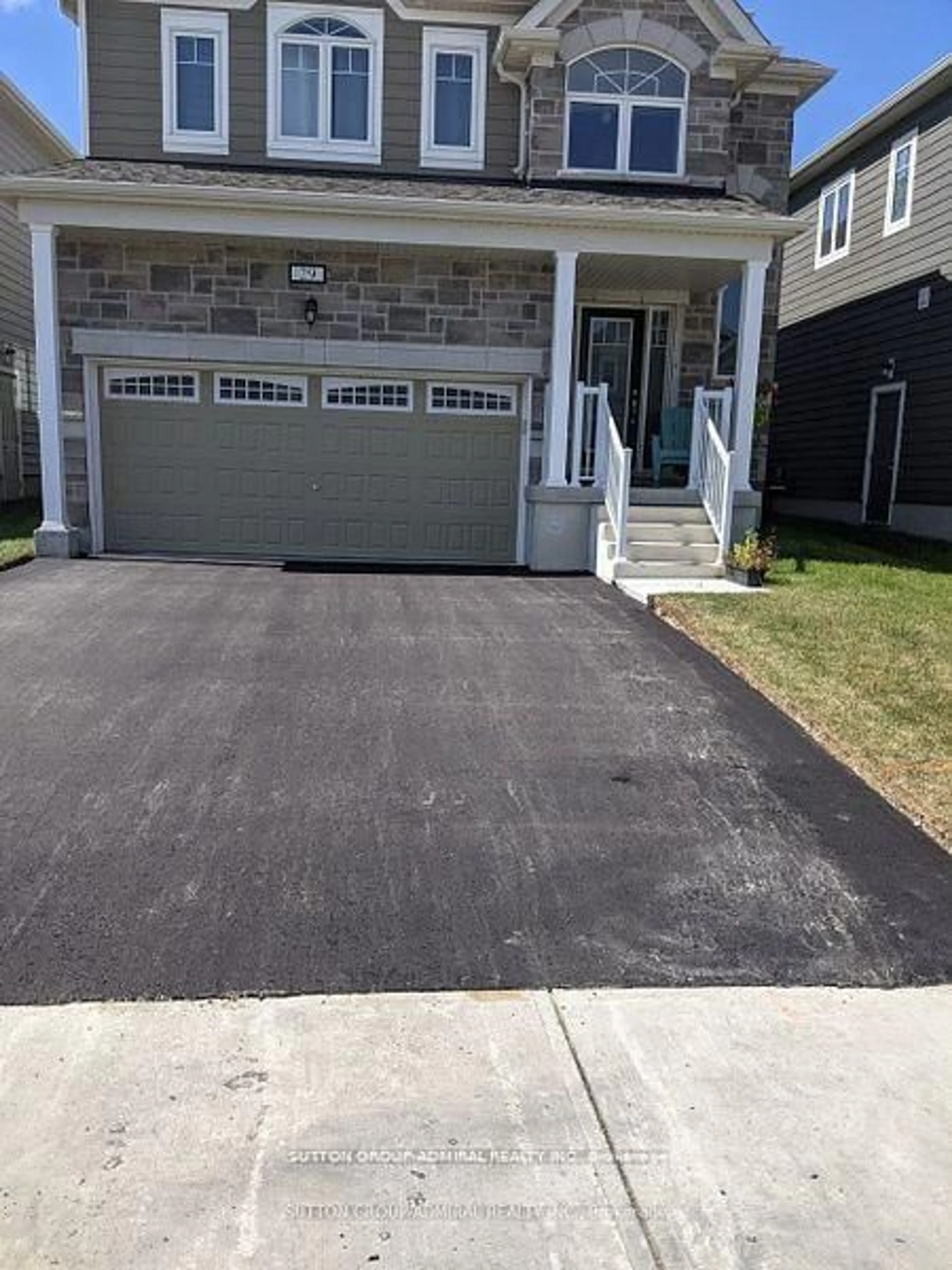 Home with vinyl exterior material, street for 23 Hills Thistle Dr, Wasaga Beach Ontario L9Z 0J3