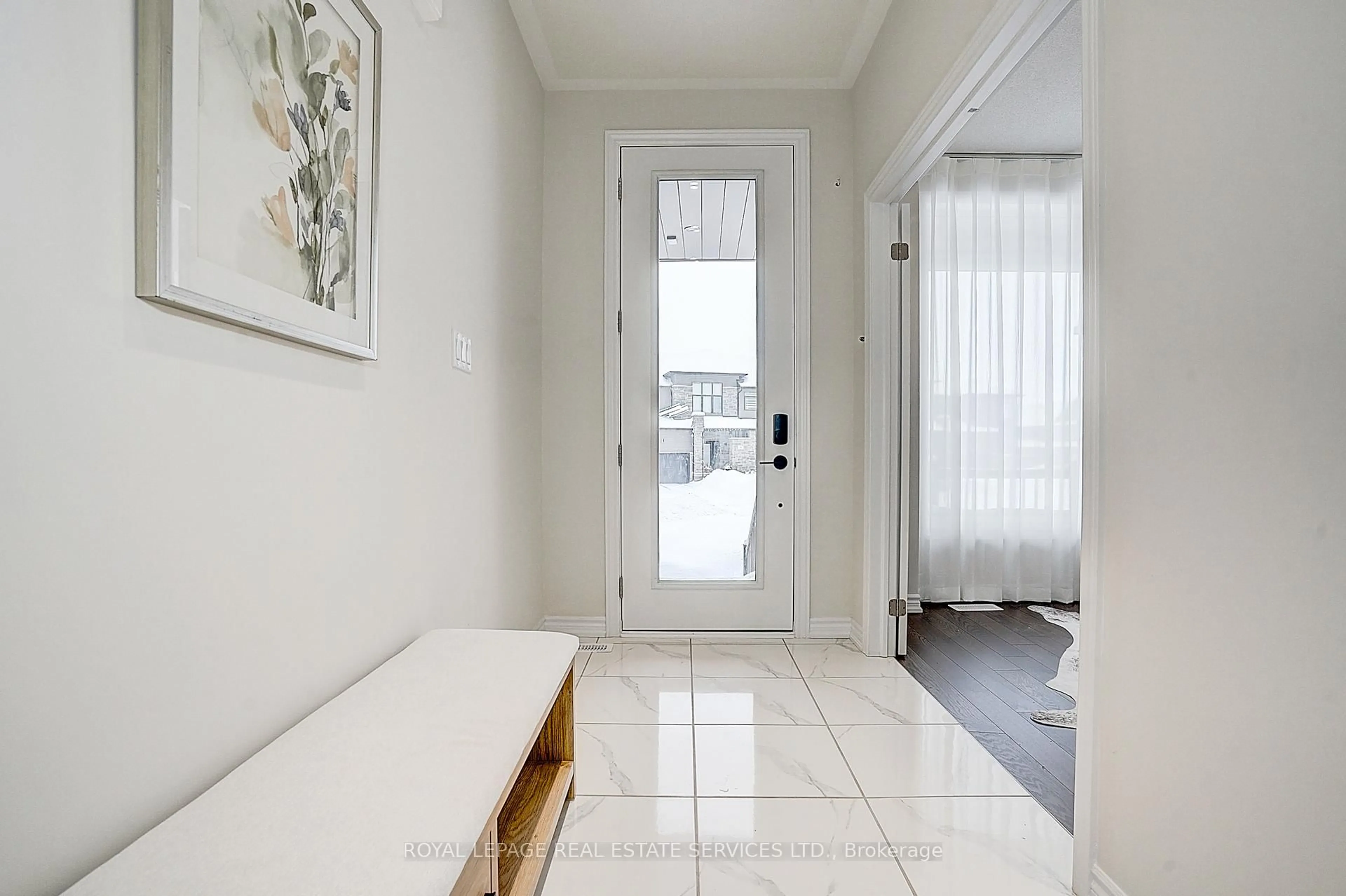 Indoor entryway for 51 Nicort Rd, Wasaga Beach Ontario L9Z 0N4