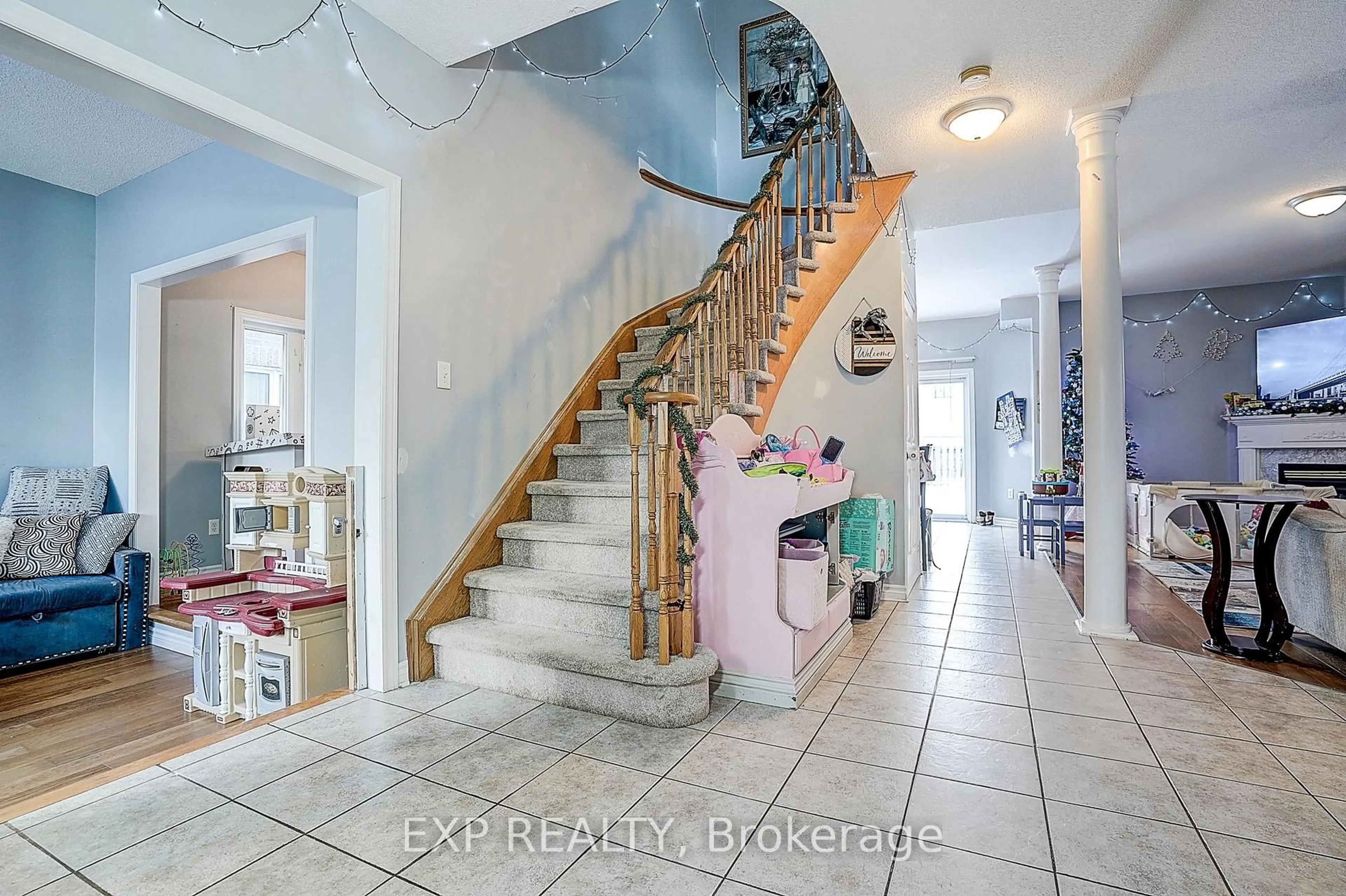 Indoor entryway for 290 Country Lane, Barrie Ontario L4N 5Z6